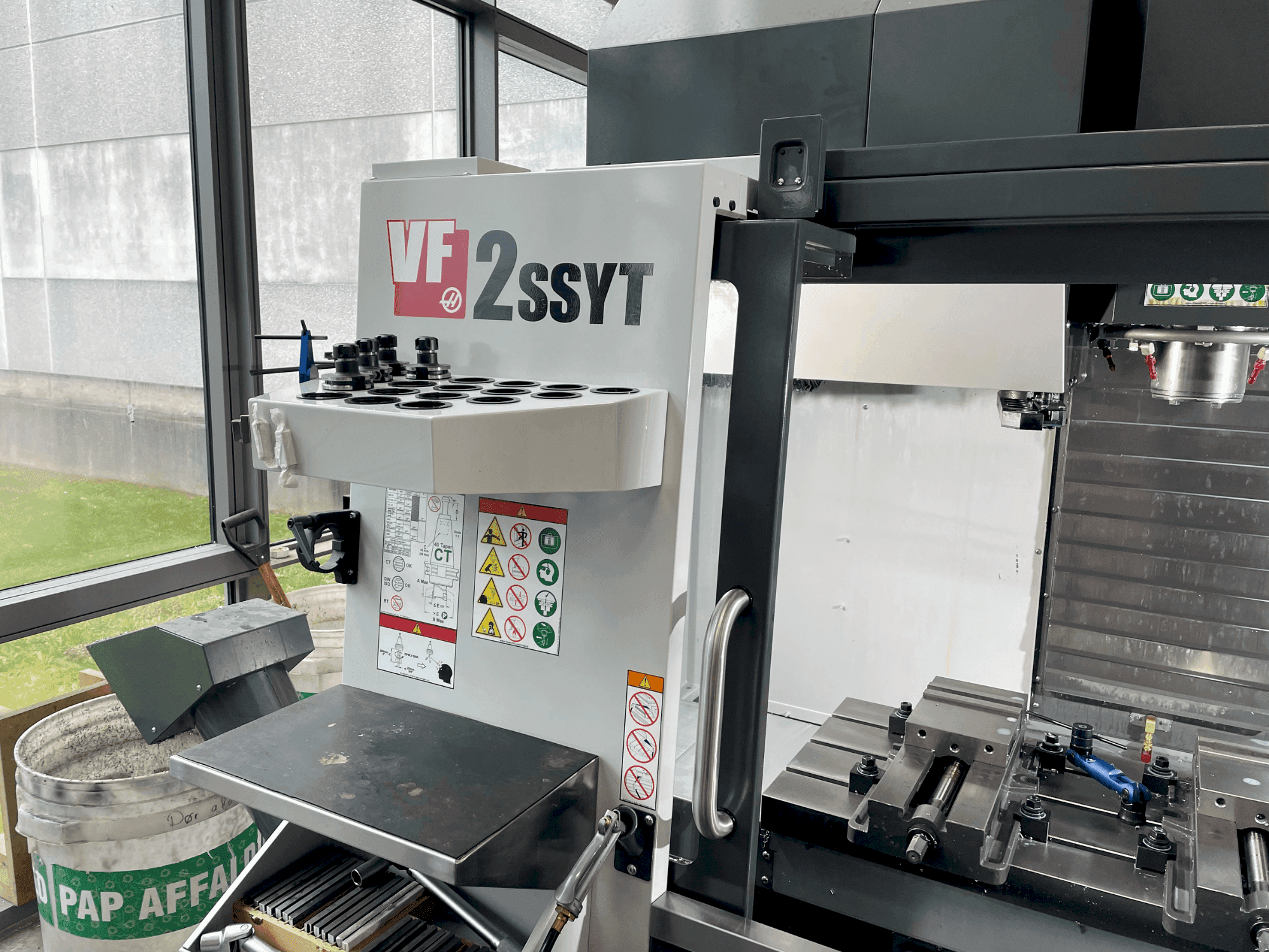 Vista frontale della macchina HAAS VF-2SSYT