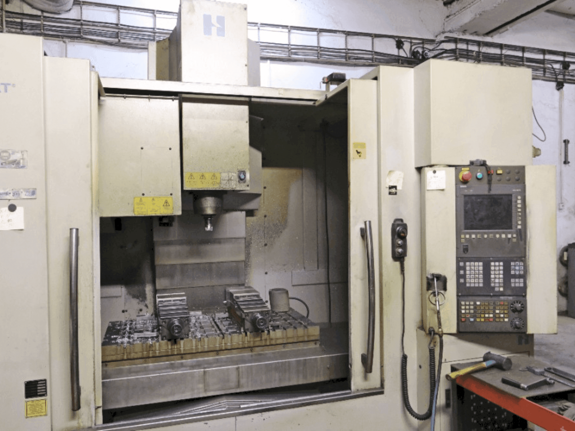 Vista frontale della macchina HARDINGE Bridgeport VMC 1000