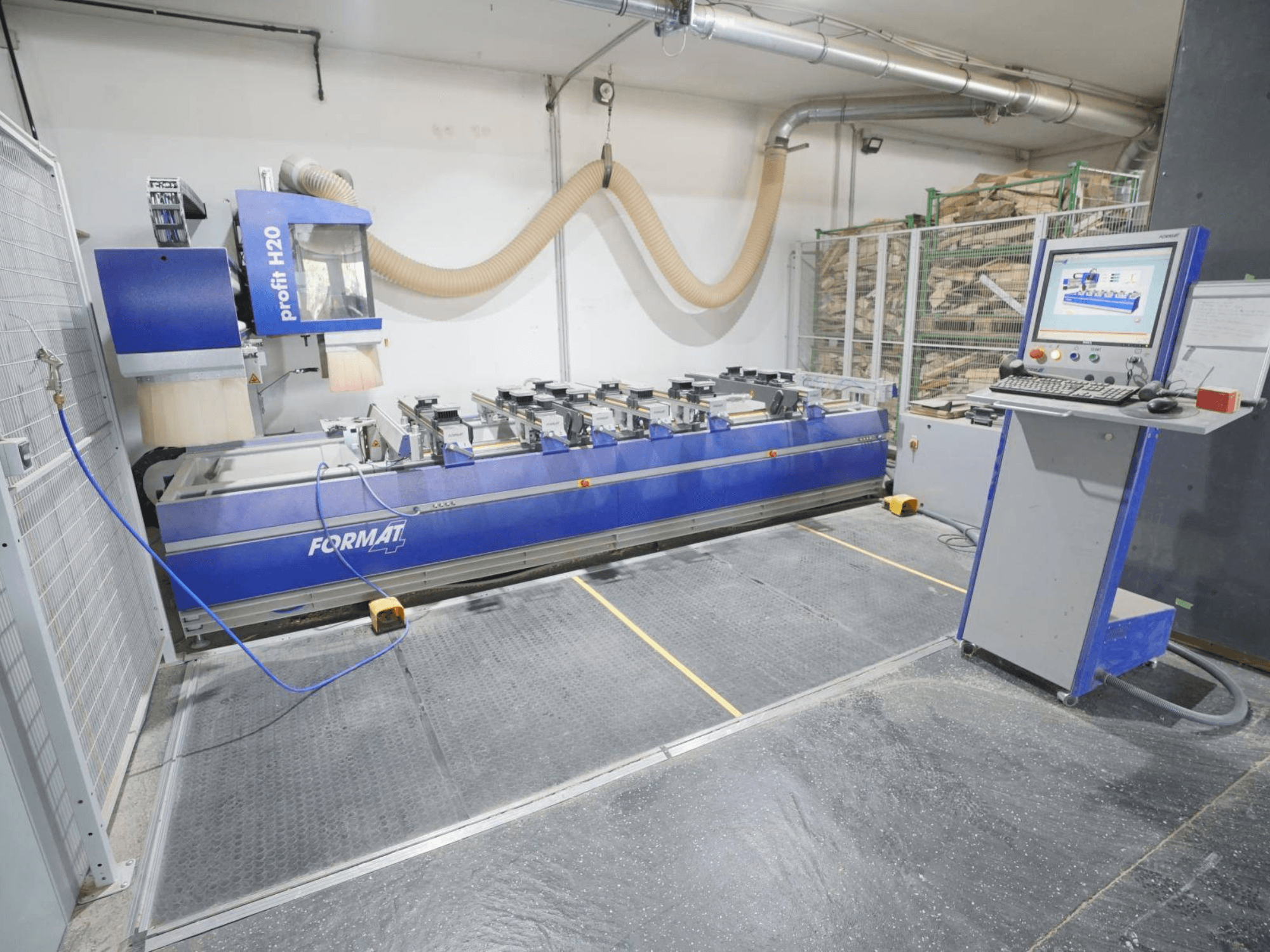 Centro di lavorazione del legno a controllo numerico FORMAT4 PROFIT H20, vista frontale con pannello di controllo e utensili da taglio visibili in un ambiente industriale.