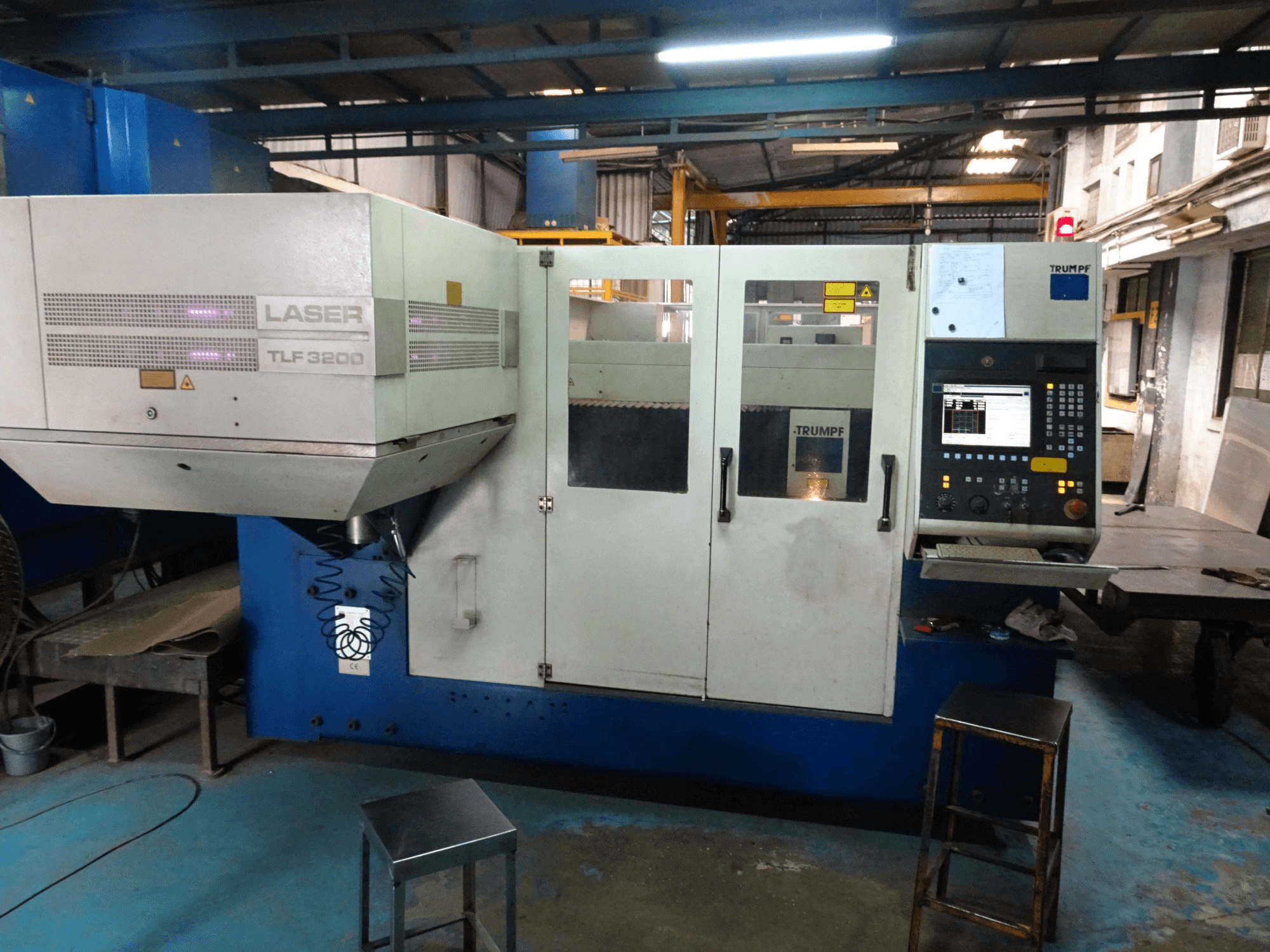 Vista frontale della macchina Trumpf Trumatic L3020