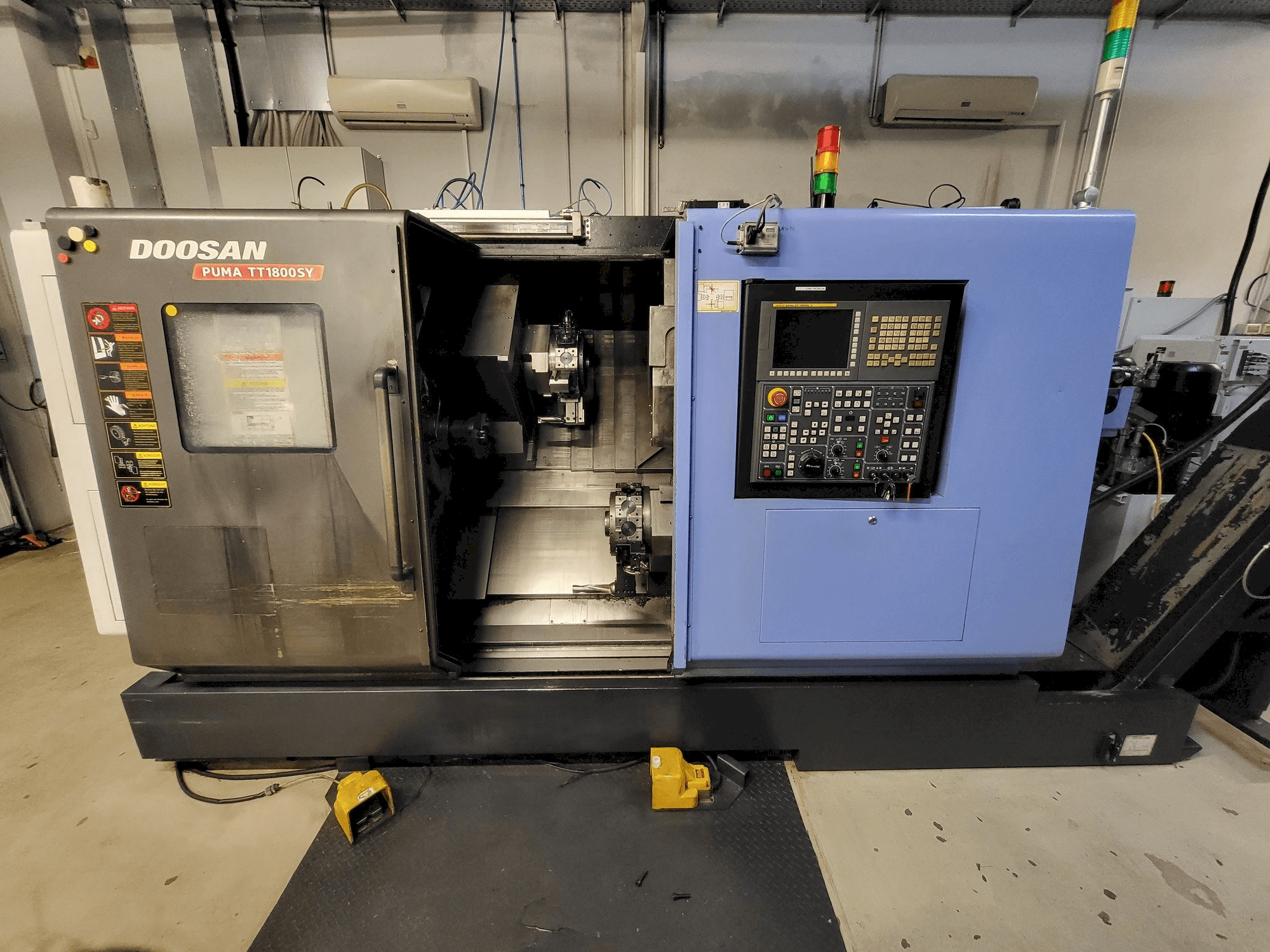Vista frontale della macchina DOOSAN PUMA TT1800SY