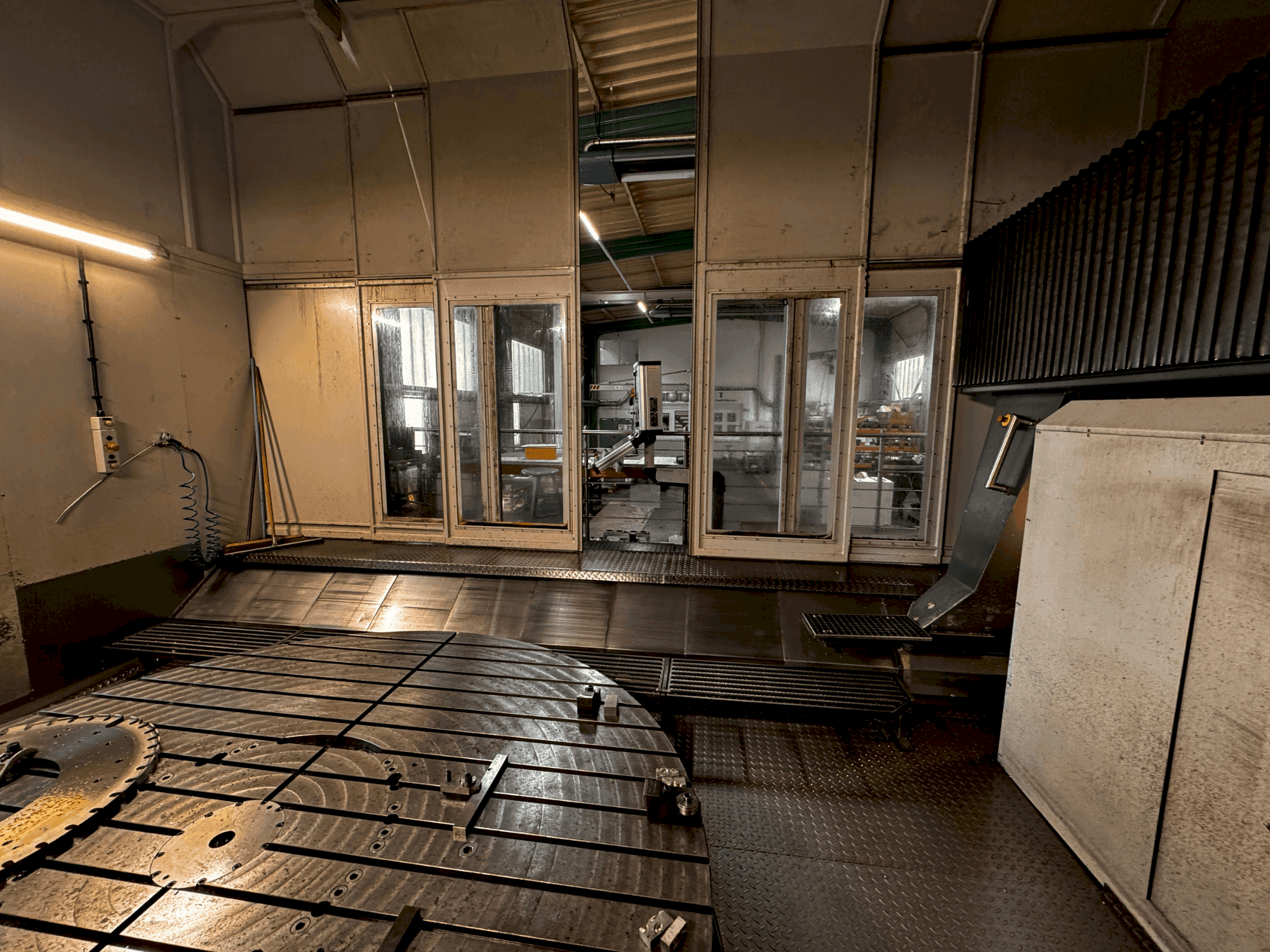 Vista frontale della macchina AXA VPC 2800-U