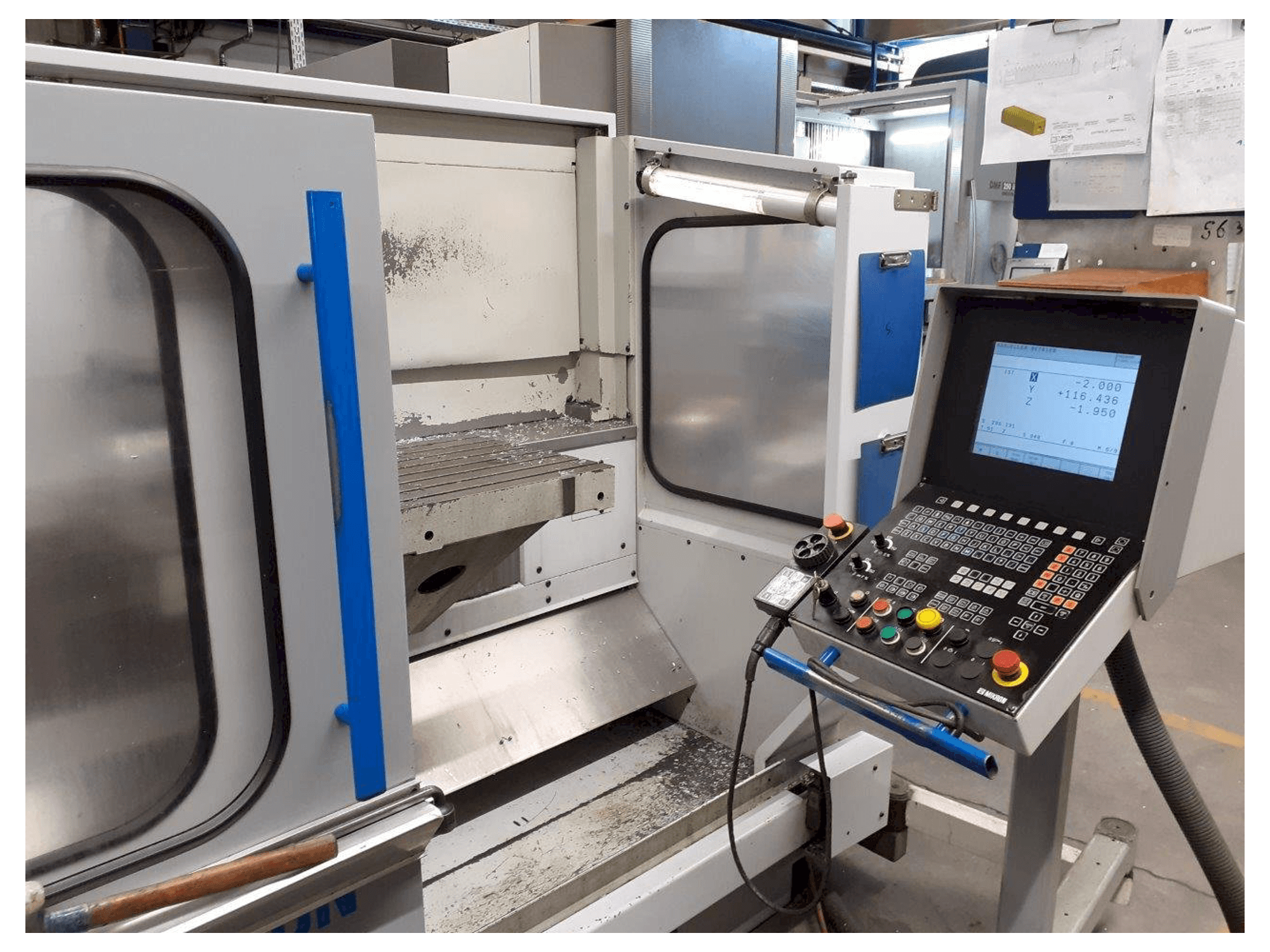 Vista frontale della macchina MIKRON UME 600