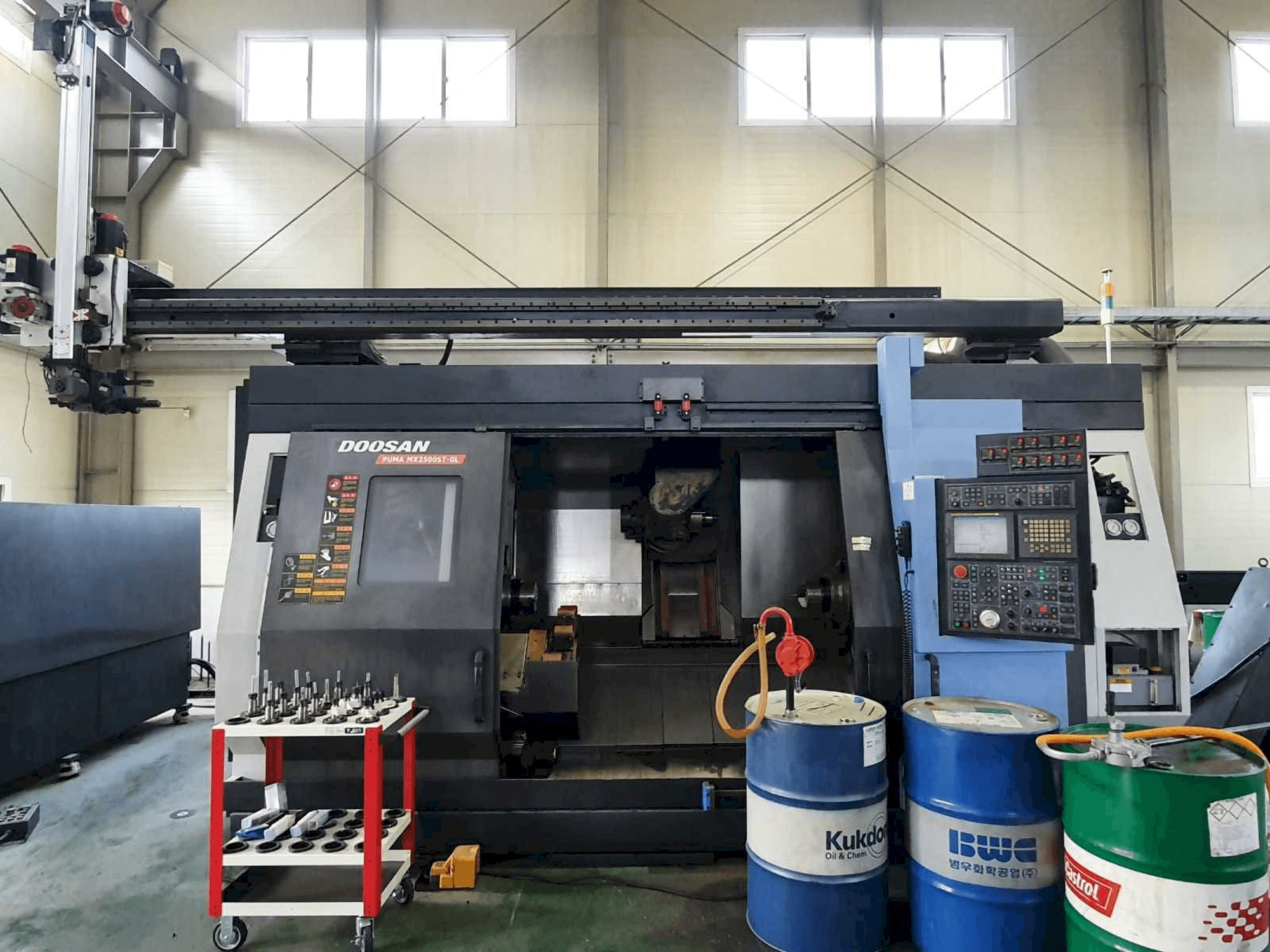 Vista frontale della macchina Doosan Puma MX2500ST-GL