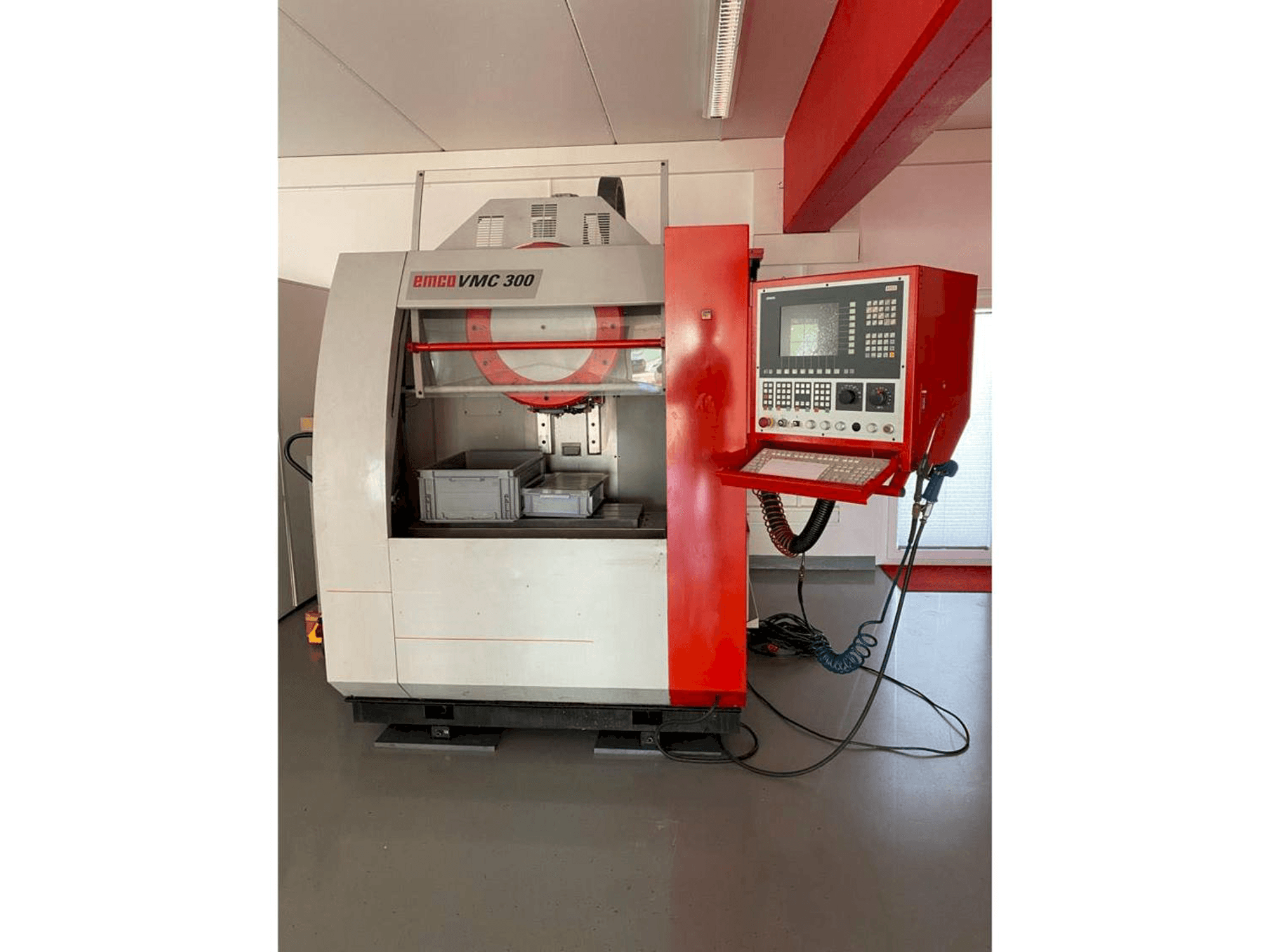 Vista frontale della macchina EMCO VMC 300