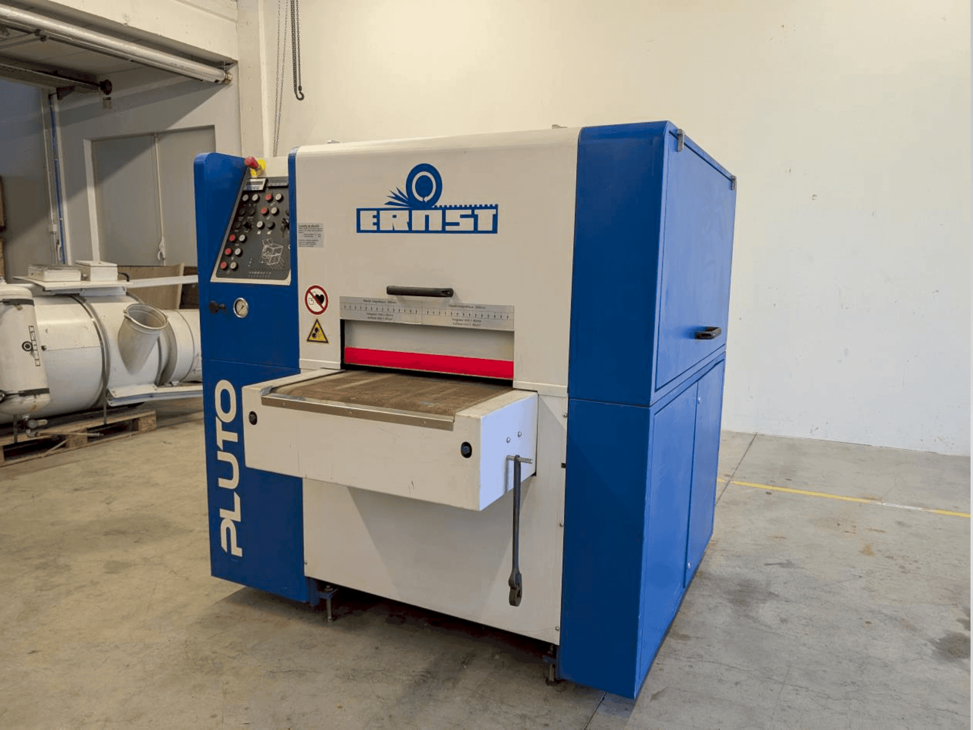 Vista frontale della macchina ERNST PLUTO EDD