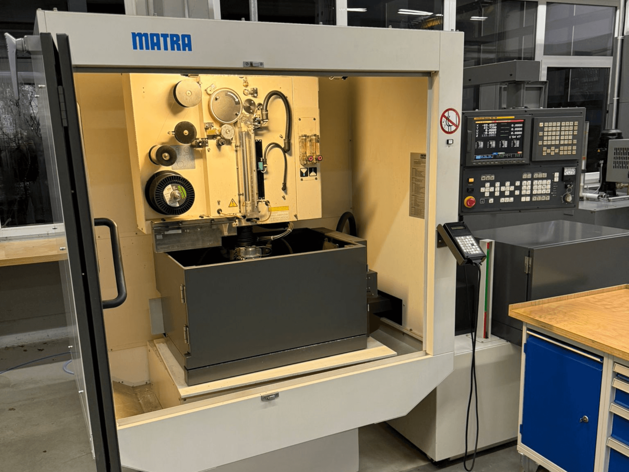 Macchina MATRA vista frontalmente, con pannello di controllo, parti rotanti e ampio vano portaoggetti.