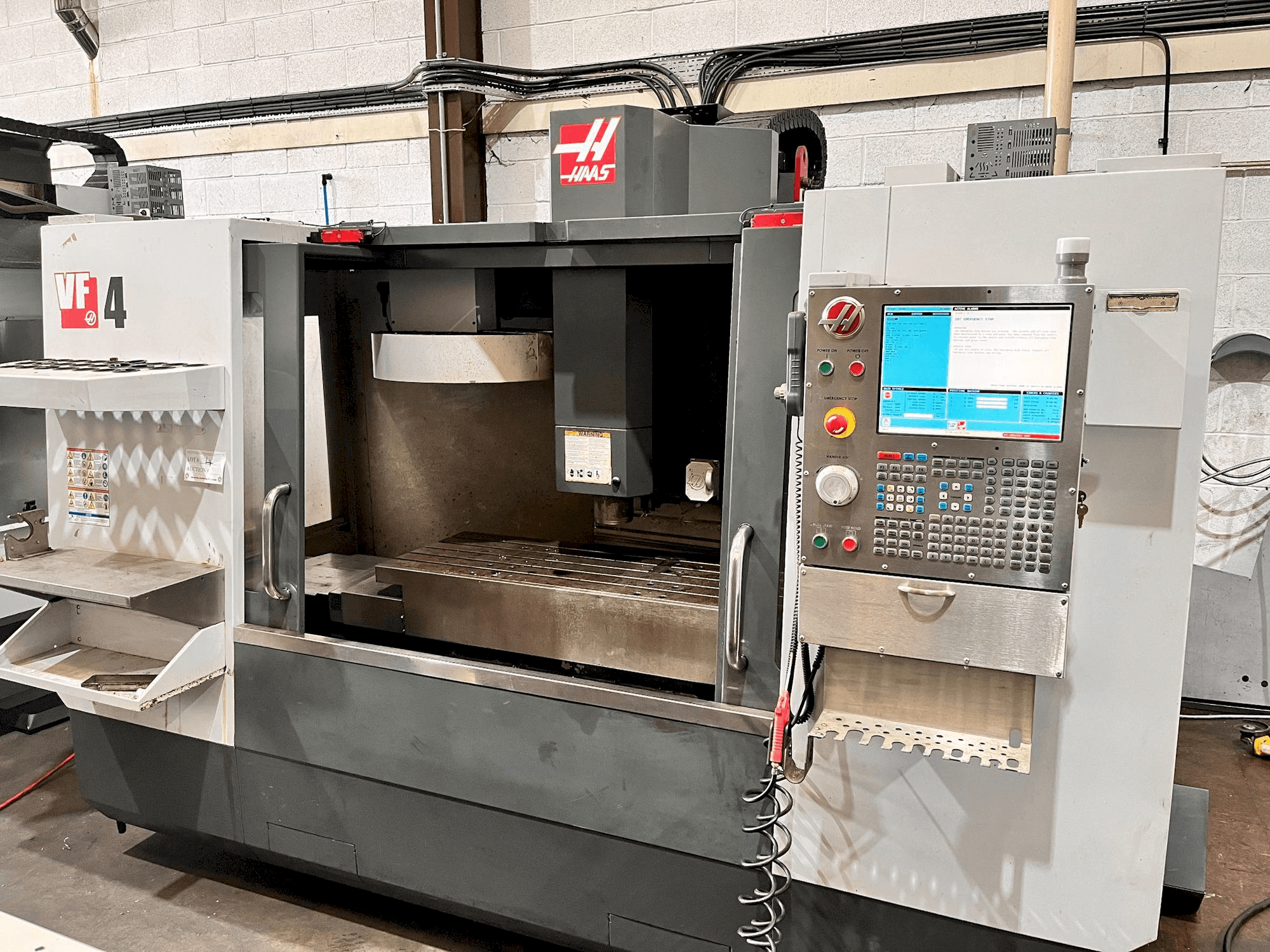 Vista frontale della macchina HAAS VF-4