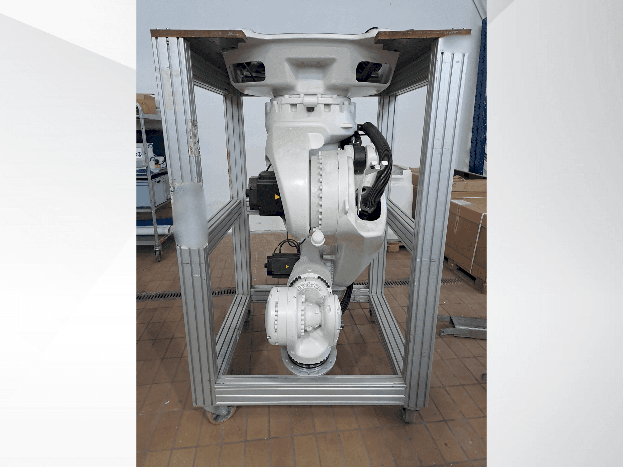 Vista frontale della macchina KUKA KR270 R2700 C ultra MED (2015)