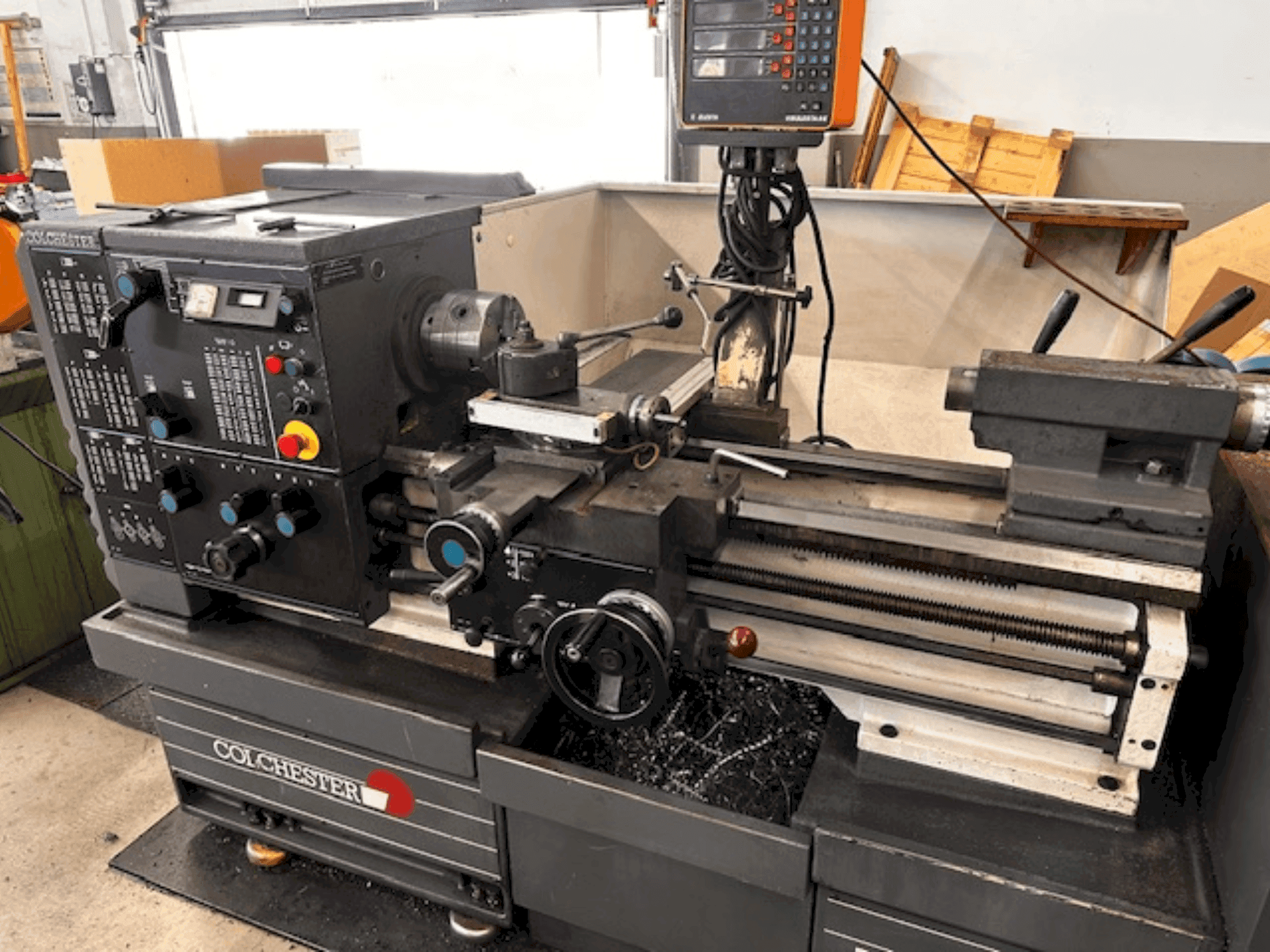 Vista frontale della macchina Colchester Master 3250