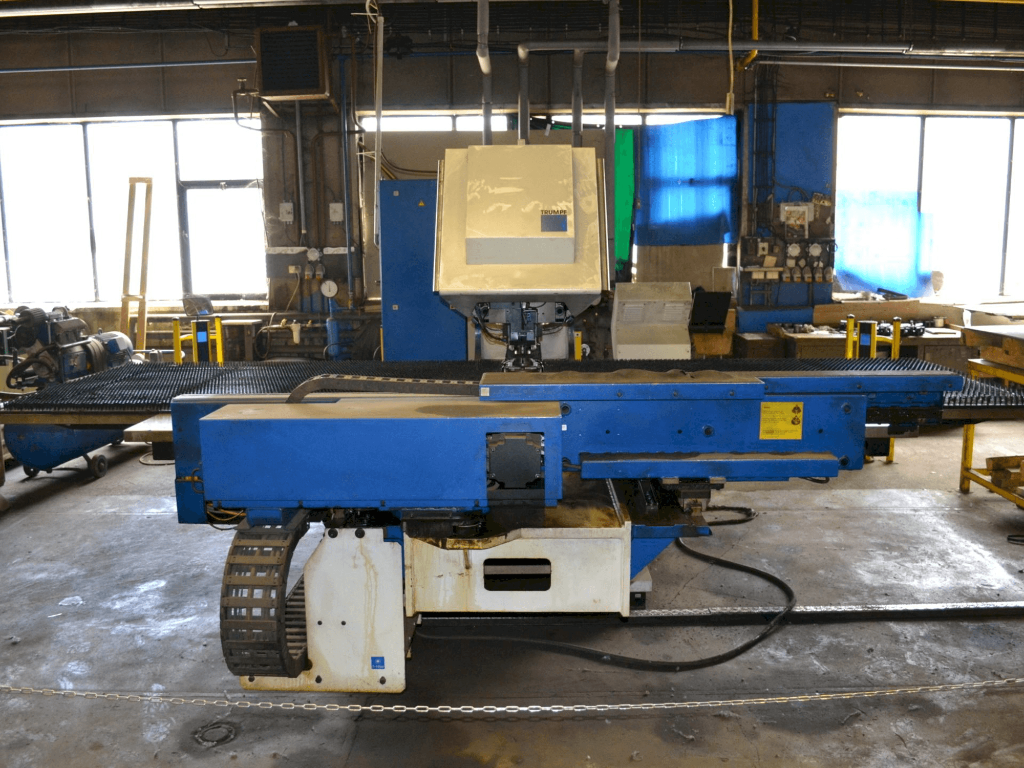 Vista frontale della macchina Trumpf Trumatic 2000R