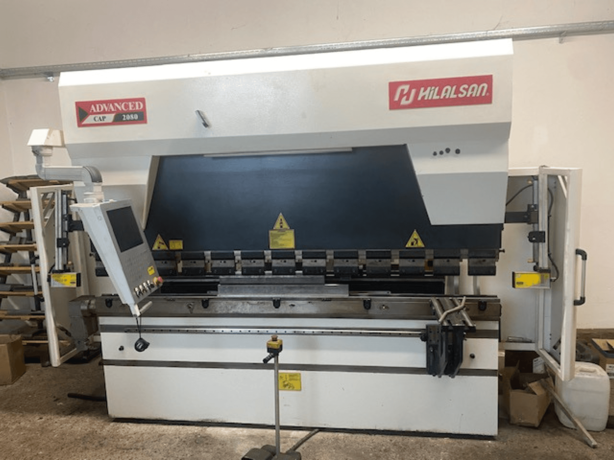 Pressa piegatrice avanzata Hilalsan CAP 2080, vista frontale con pannello di controllo e funzioni di sicurezza, design industriale per la piegatura dei metalli.