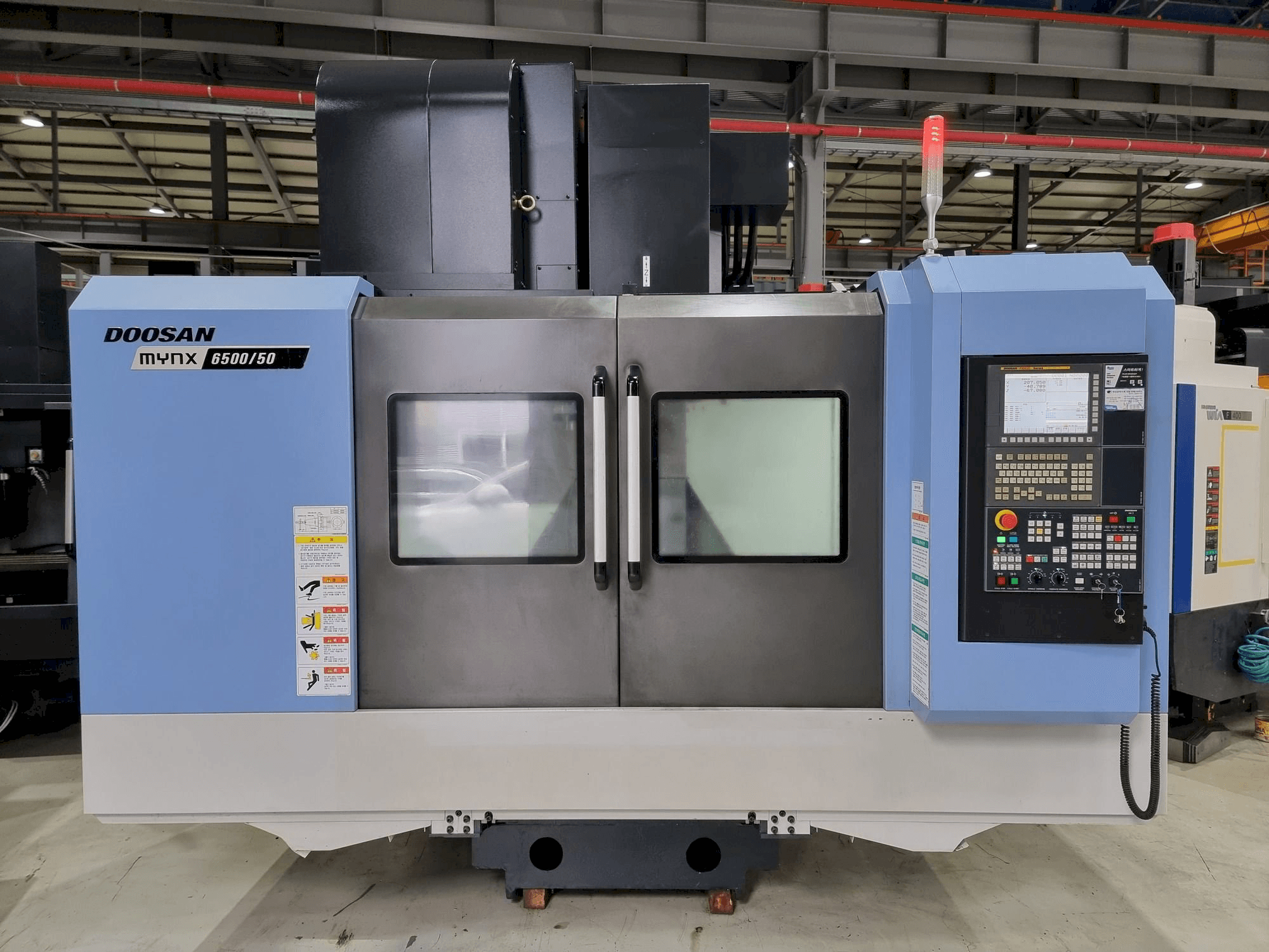 Vista frontale della macchina Doosan MYNX 6500/50