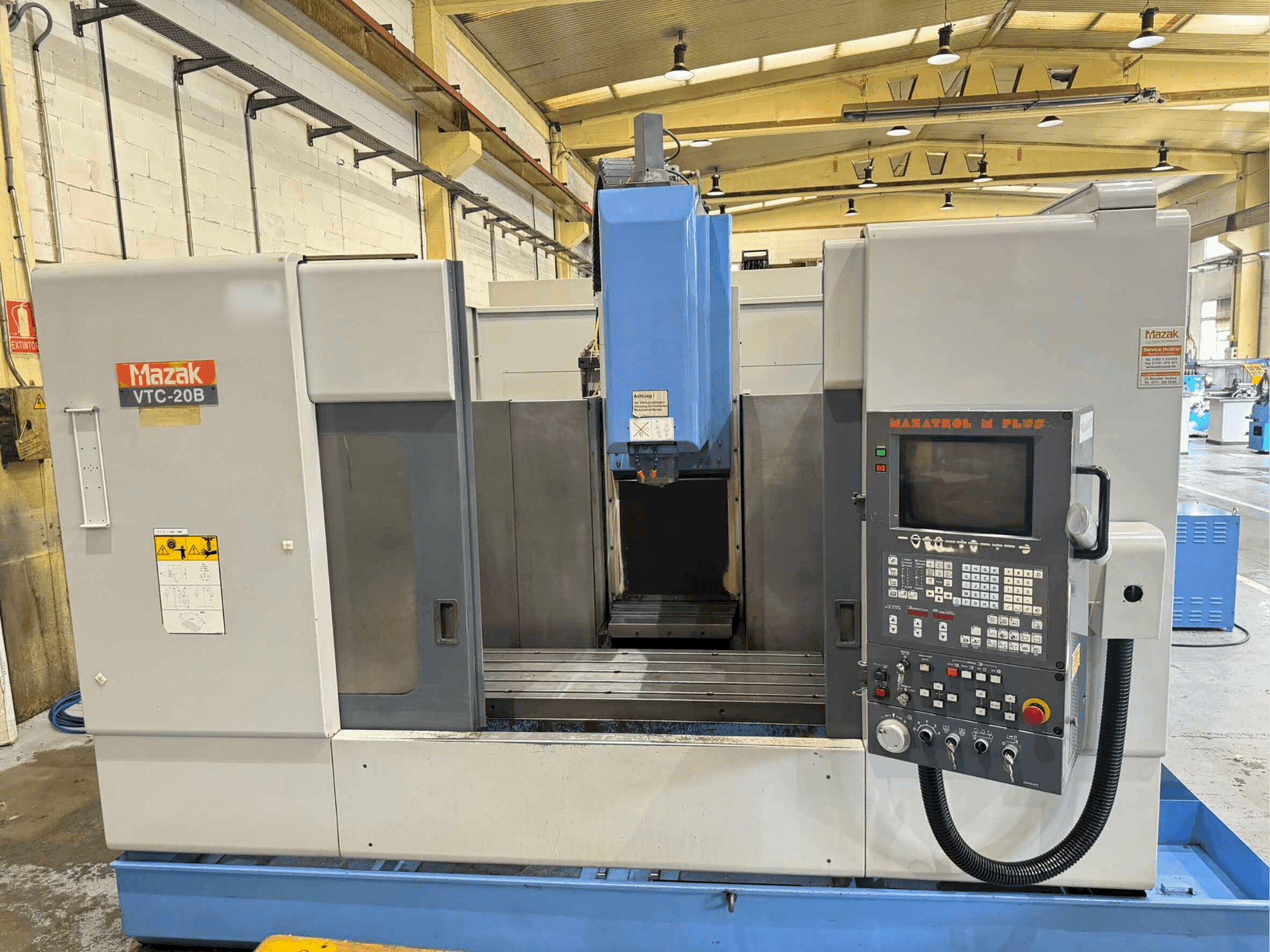 Vista frontale della macchina Mazak VTC 20 B