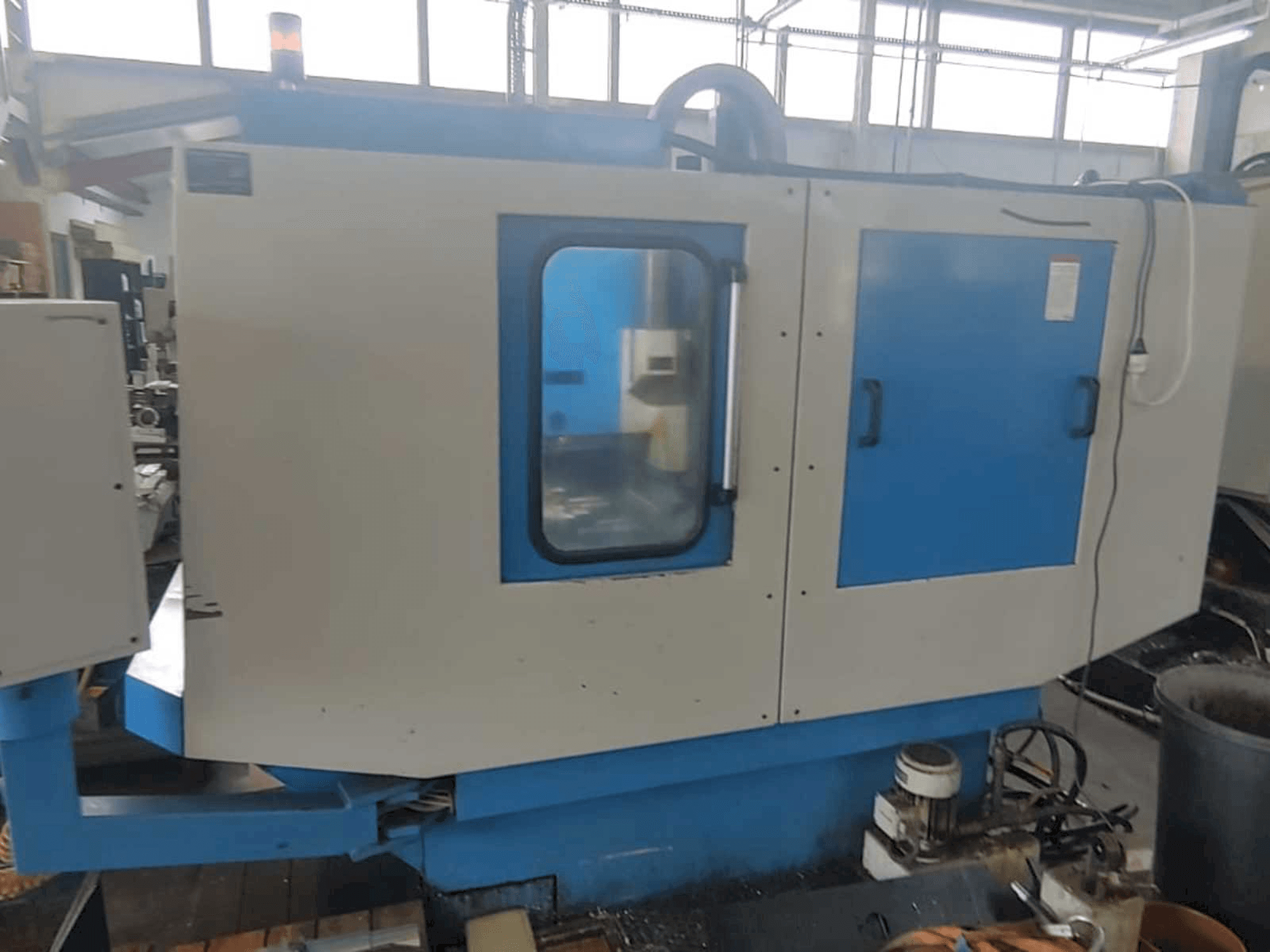 Vista frontale della macchina KONDIA CM-60