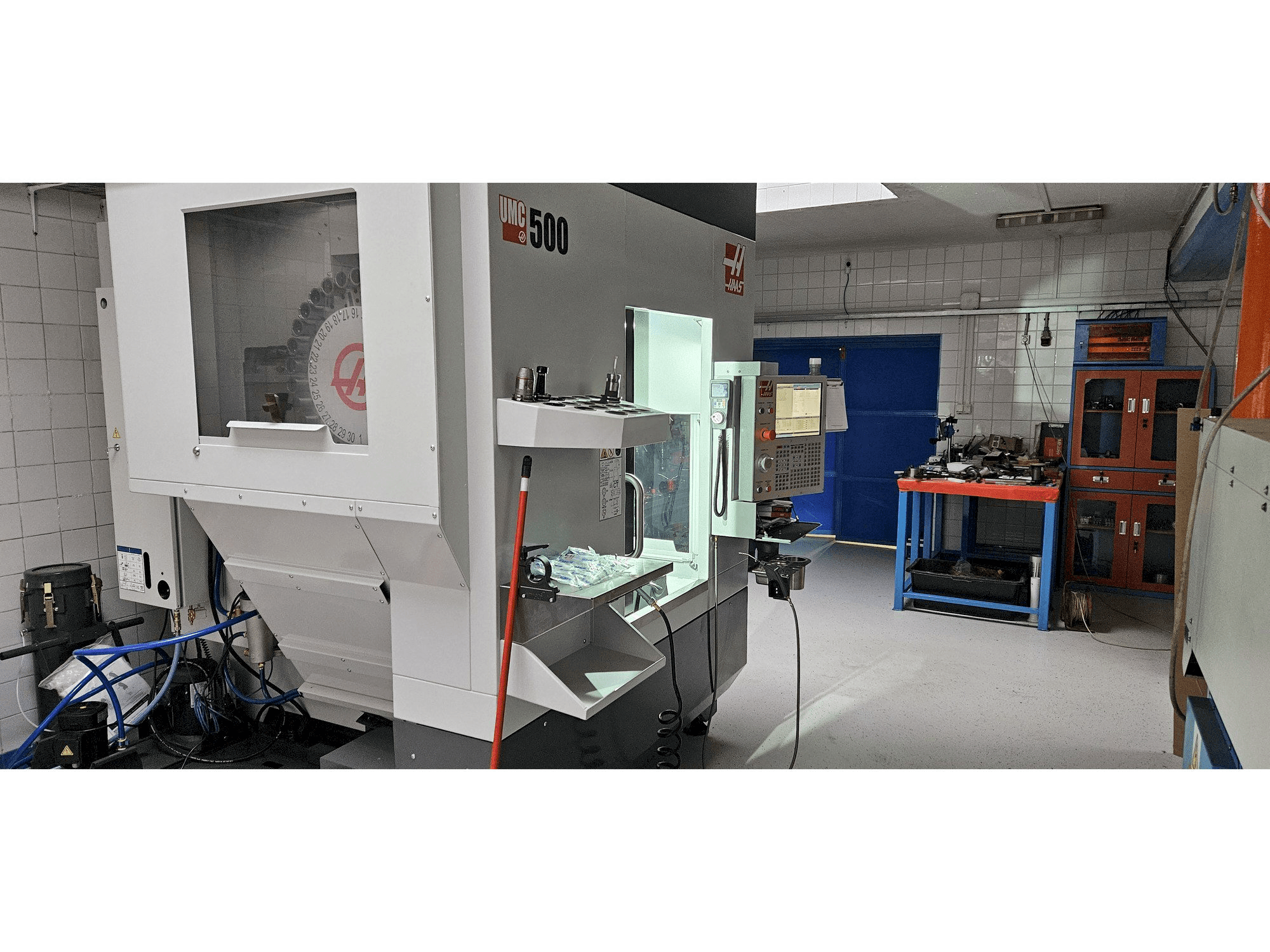 Vista frontale della macchina HAAS UMC-500