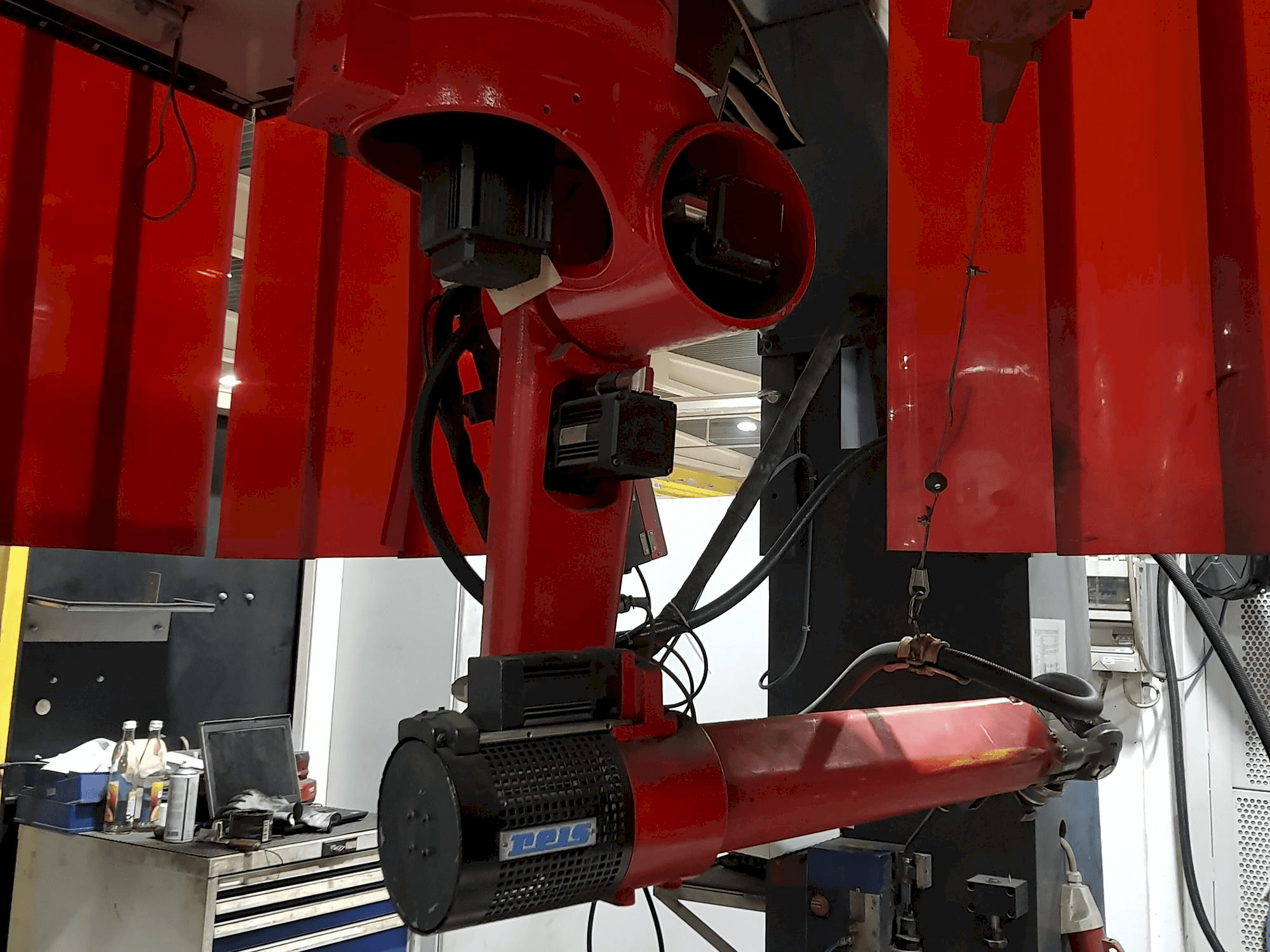 Vista frontale della macchina Reis Robotics RV30-16