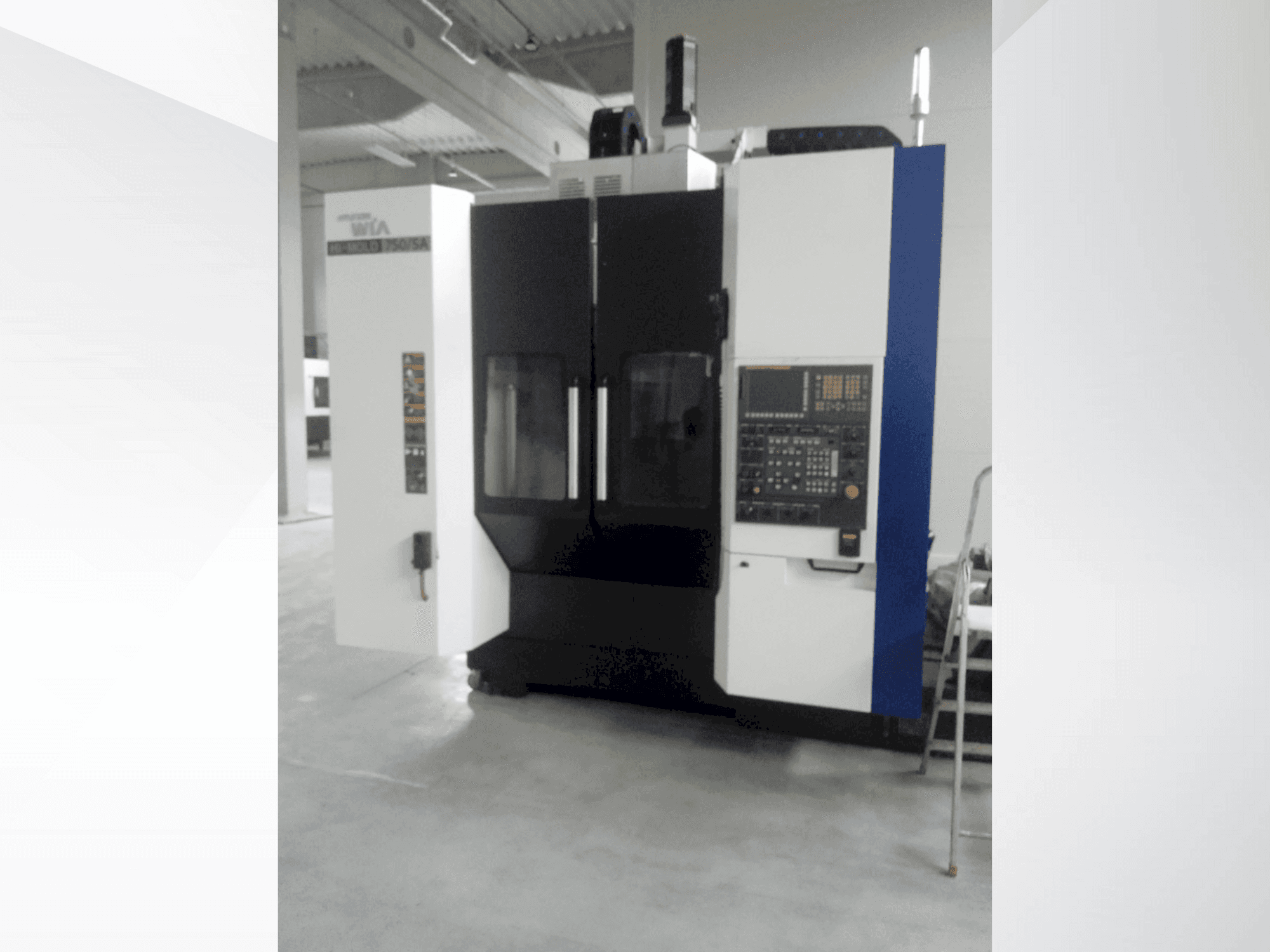 Vista frontale della macchina Hyundai Wia HI-MOLD 750-5A