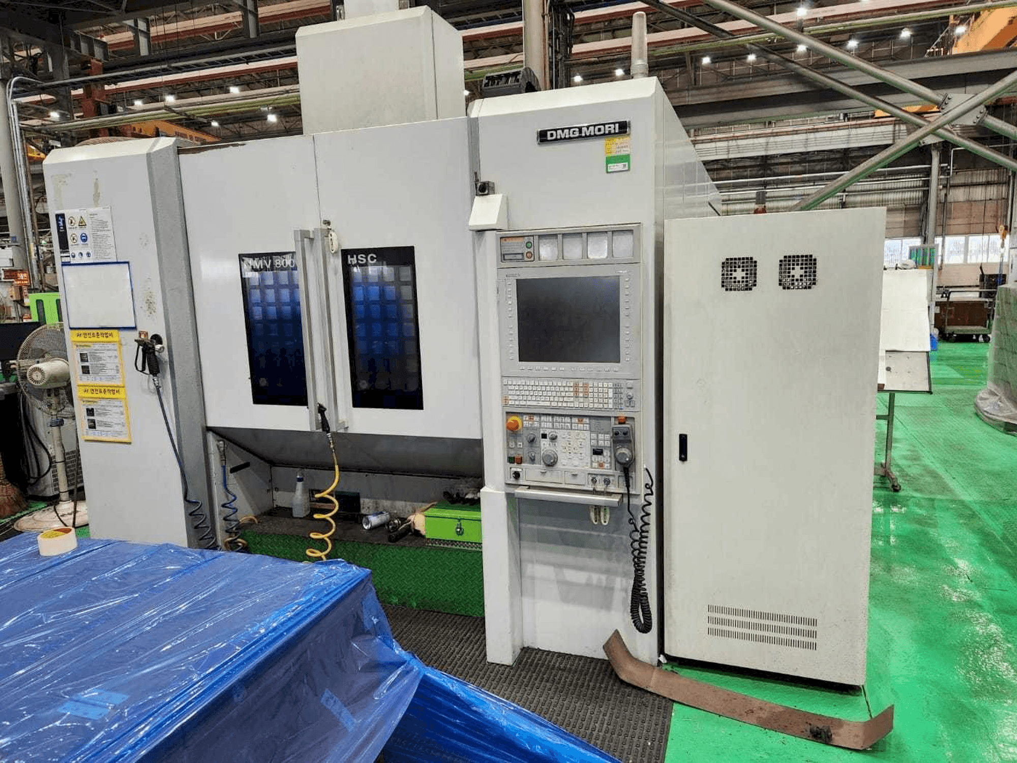 Vista frontale della macchina DMG MORI NMV 8000 DCG / 40