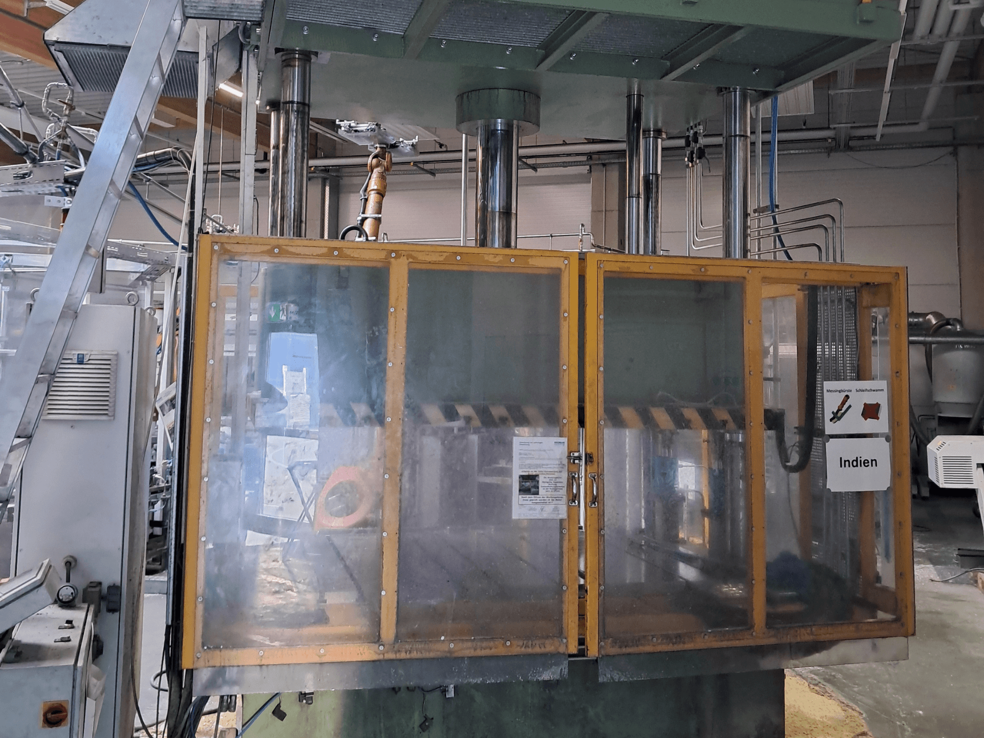 Pressa per metalli HS 4 160-K3 di Other, vista frontale che mostra la cabina con vetri di sicurezza e i comandi operativi in un ambiente industriale.