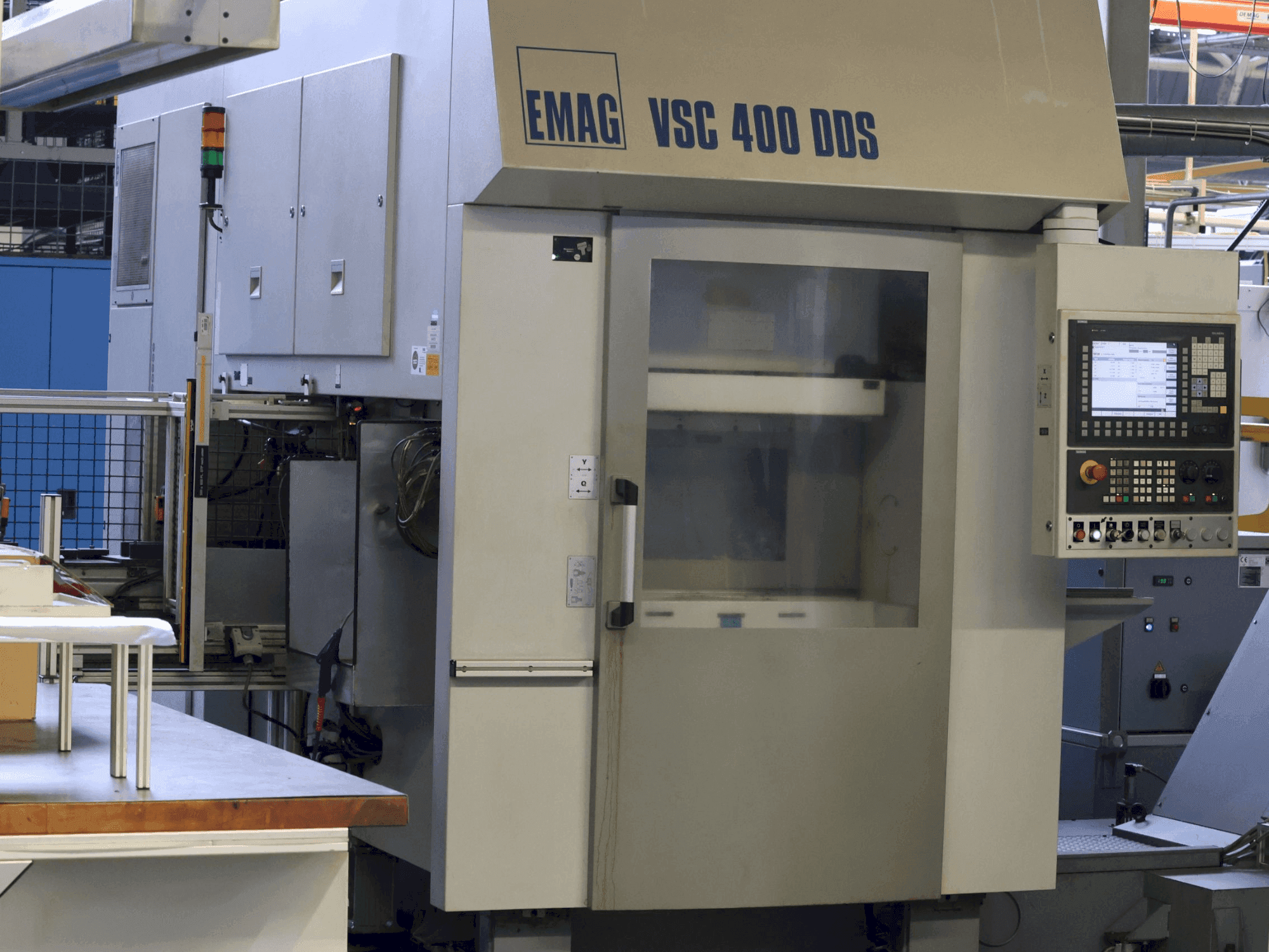 Vista frontale della macchina EMAG VSC DDS