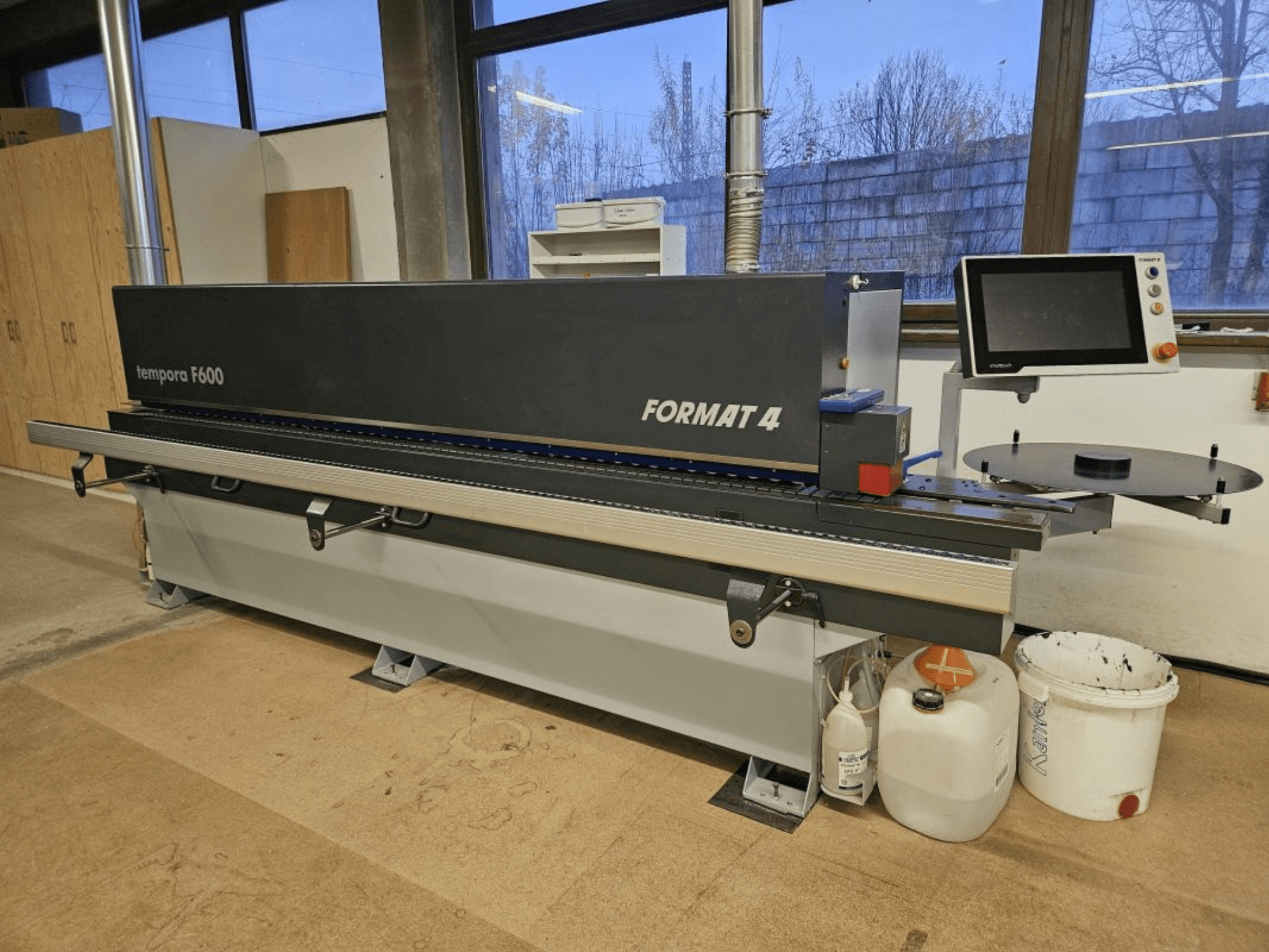 Templora F600 di Format 4, vista frontale di una macchina per la lavorazione del legno con display digitale, tavolo da taglio e contenitori.
