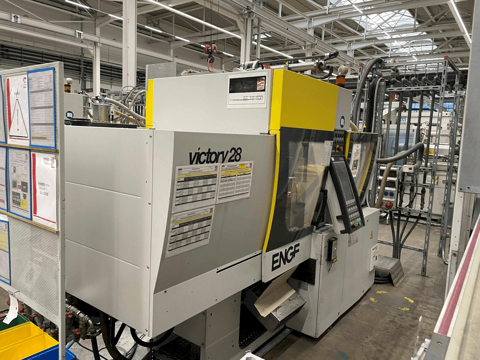 Vista frontale della macchina Engel Victory 200/28