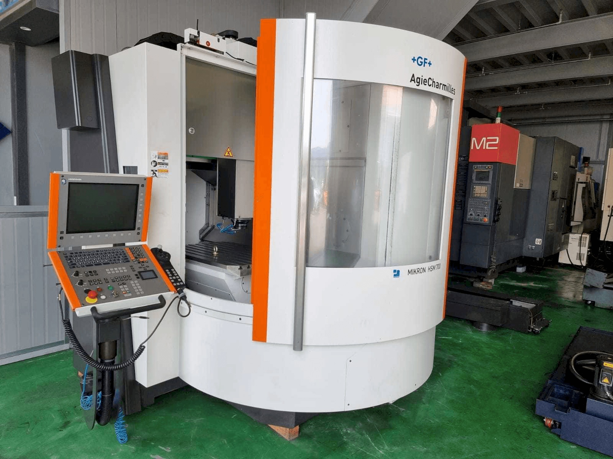 Vista frontale della macchina GF AgieCharmilles Mikron HSM 700