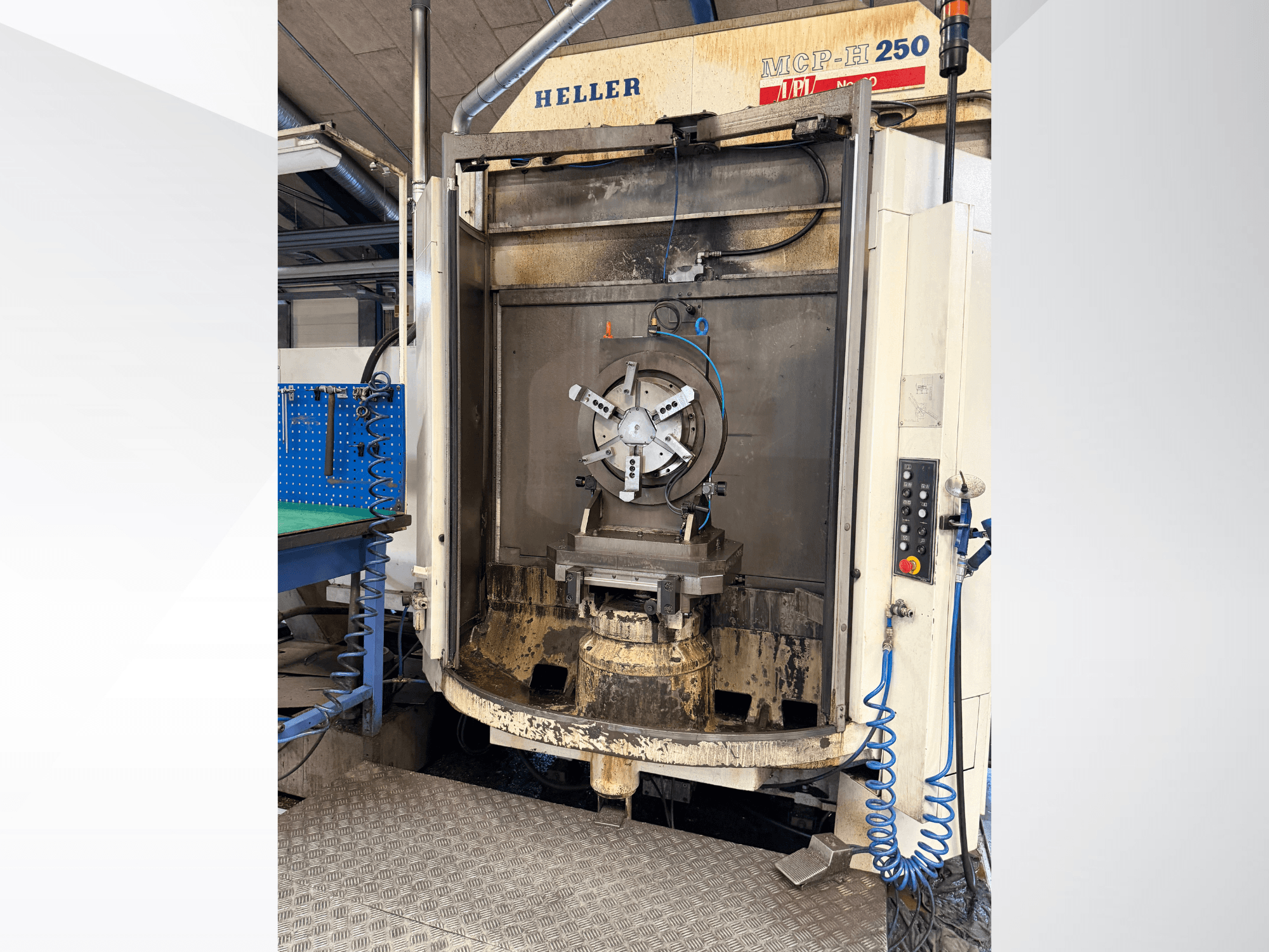 Vista frontale del centro di lavoro orizzontale HELLER MCP 250, che mostra il pannello di controllo, le attrezzature di supporto del lavoro e l'area di lavorazione.