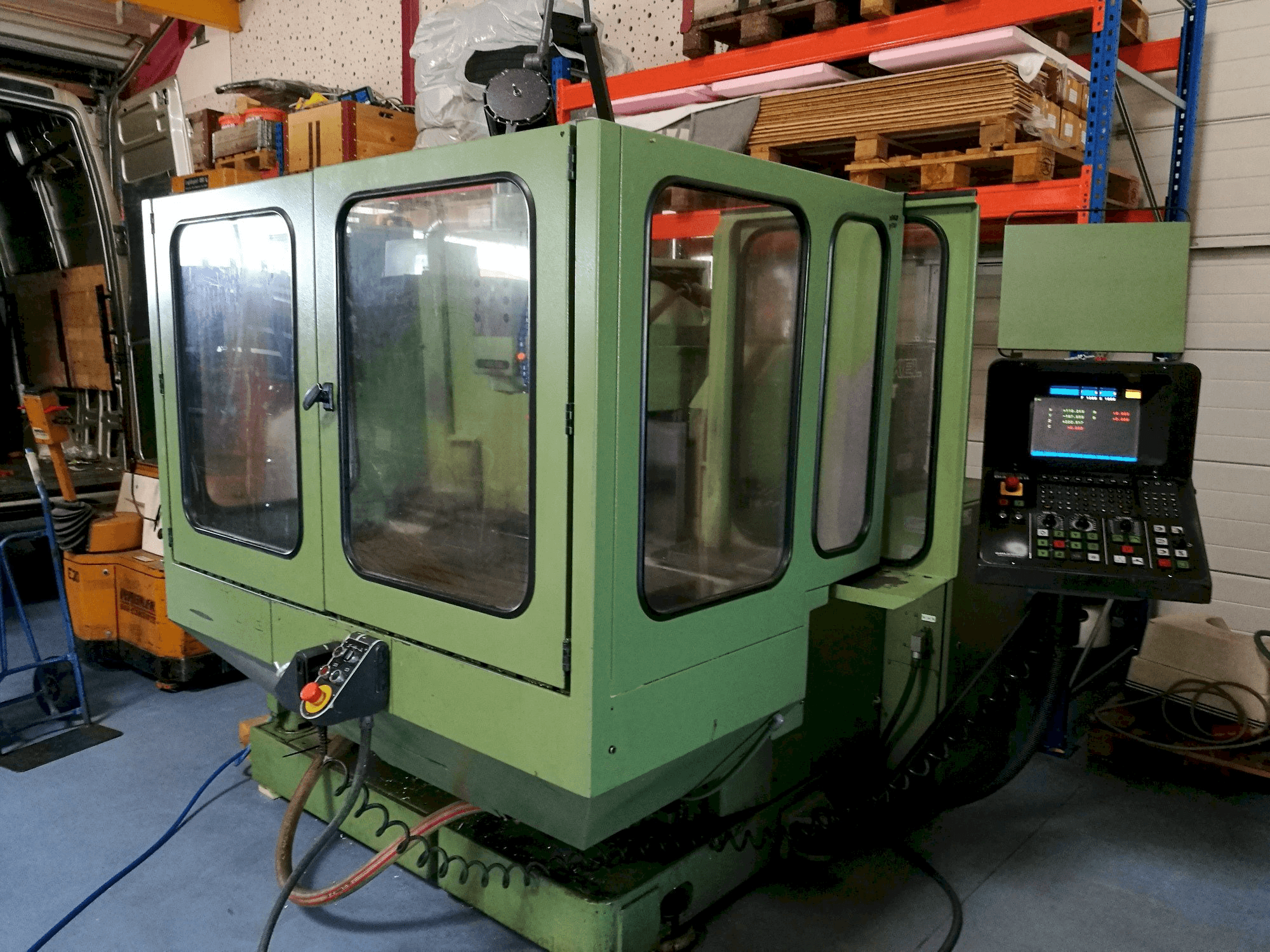 Vista frontale della macchina DECKEL FP4AT