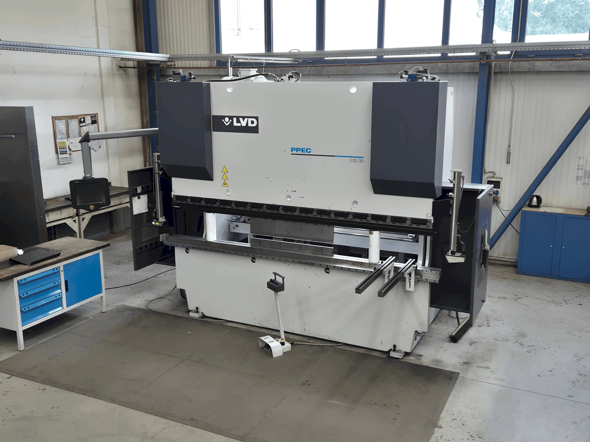 Vista frontale della macchina LVD PPEC 135/30