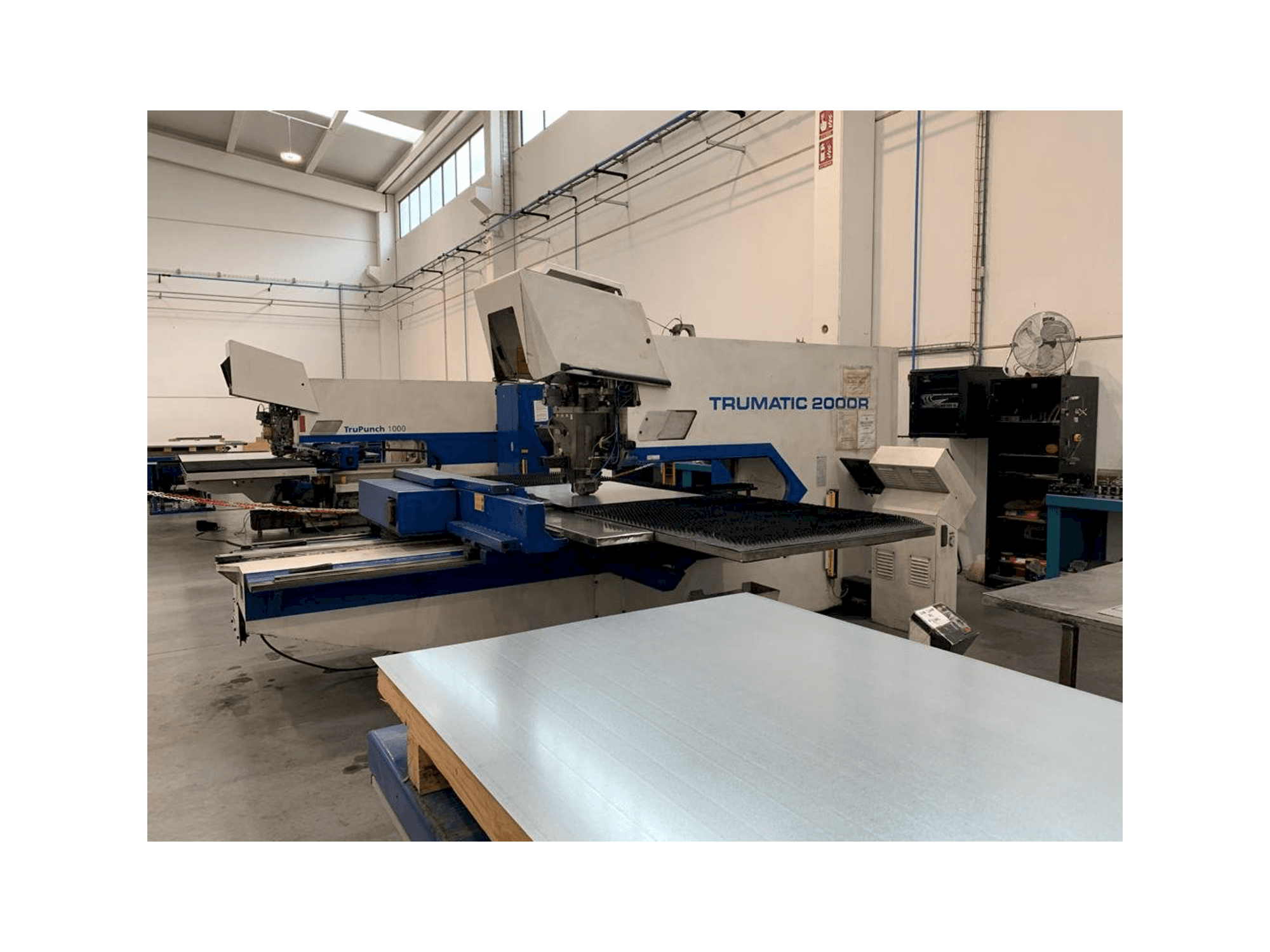 Vista frontale della macchina Trumpf Trumatic 2000 R