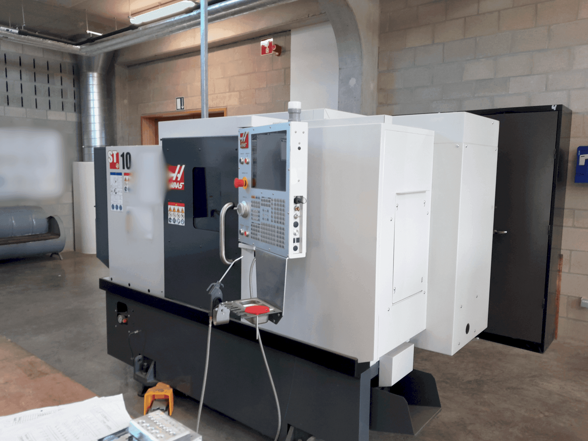 Vista frontale della macchina HAAS ST-10