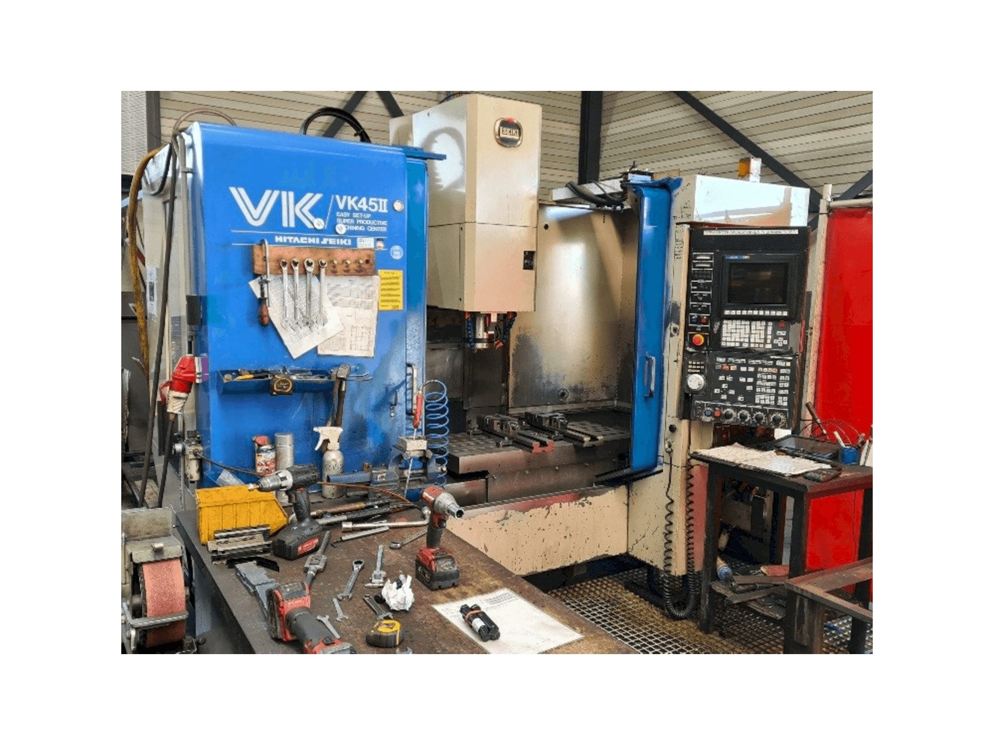 Vista frontale della macchina HITACHI SEIKI VK45II