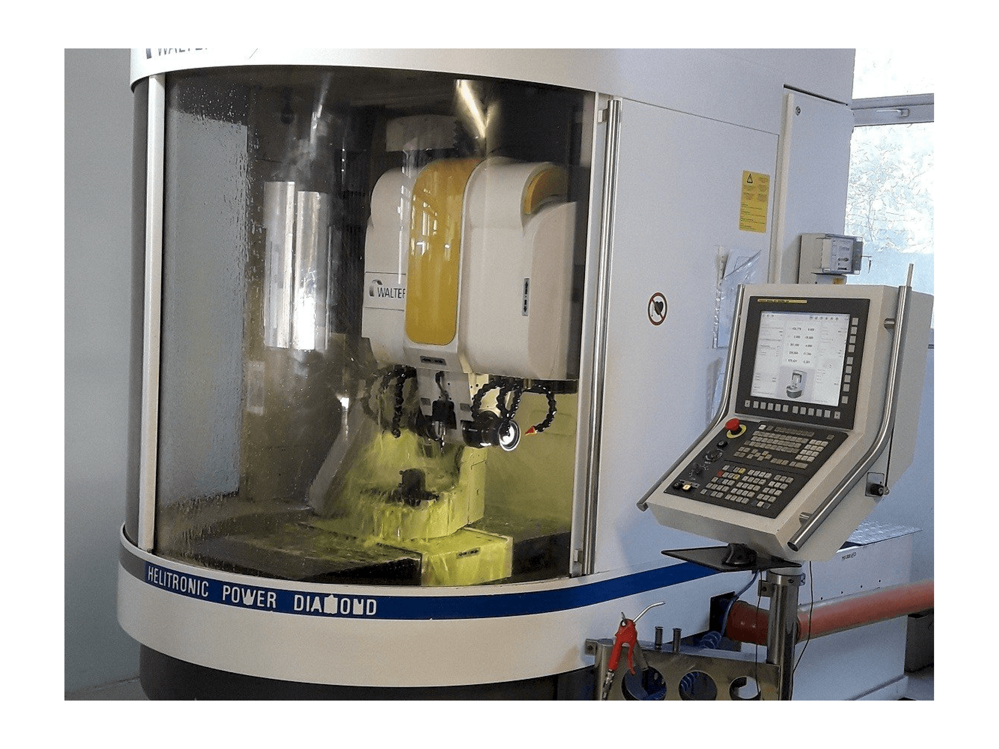 Vista frontale della macchina Walter Helitronic Power F