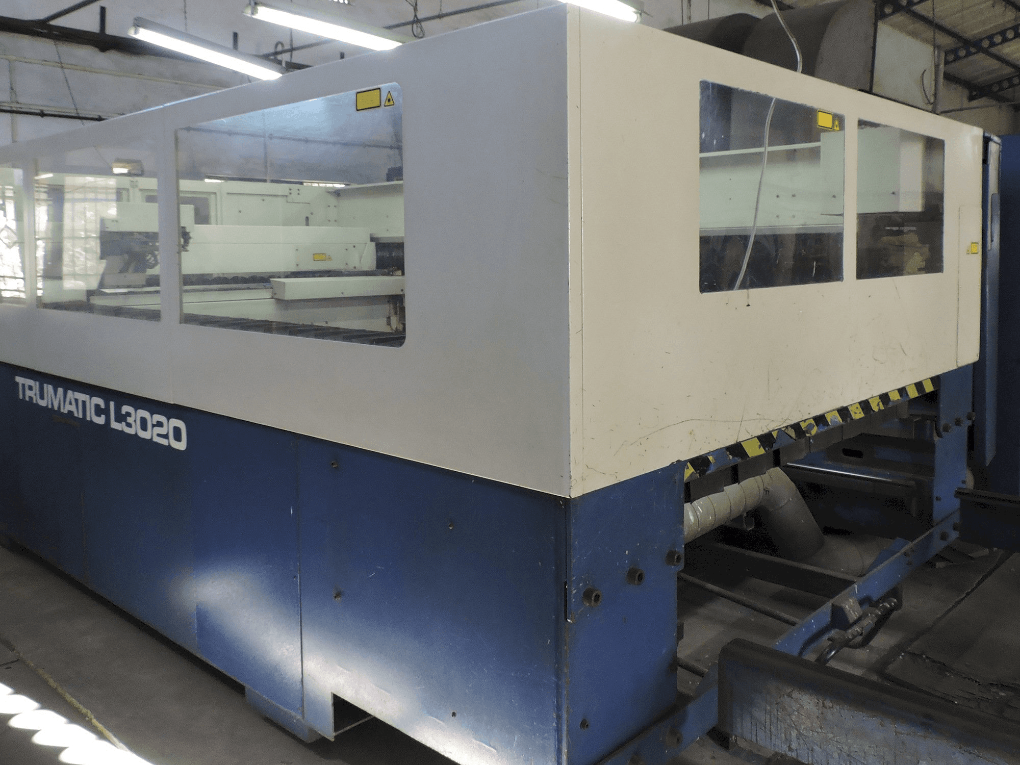 Vista lato destro della macchina Trumpf Trumatic L3020