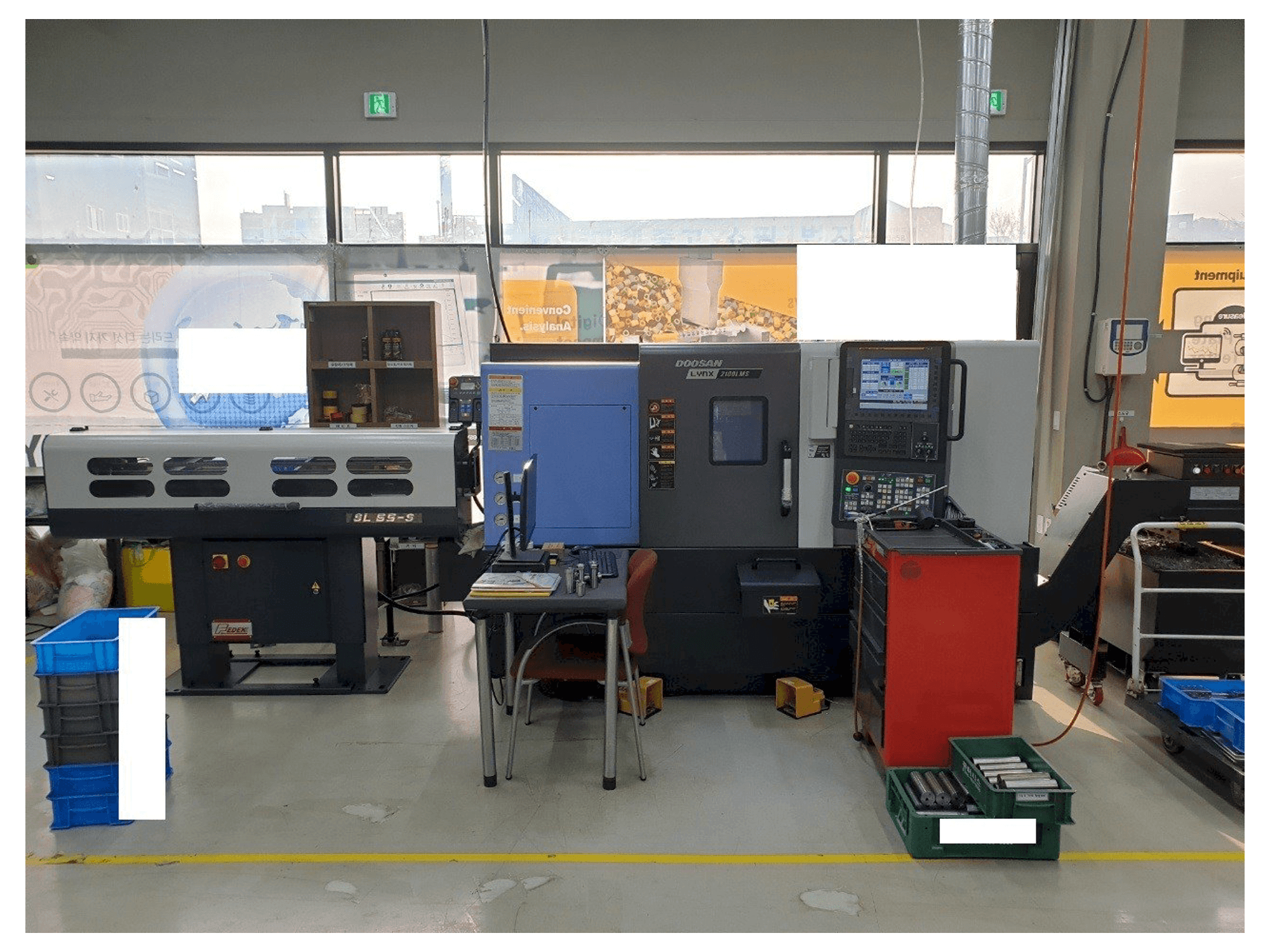 Vista frontale della macchina Doosan LYNX2100LMSB