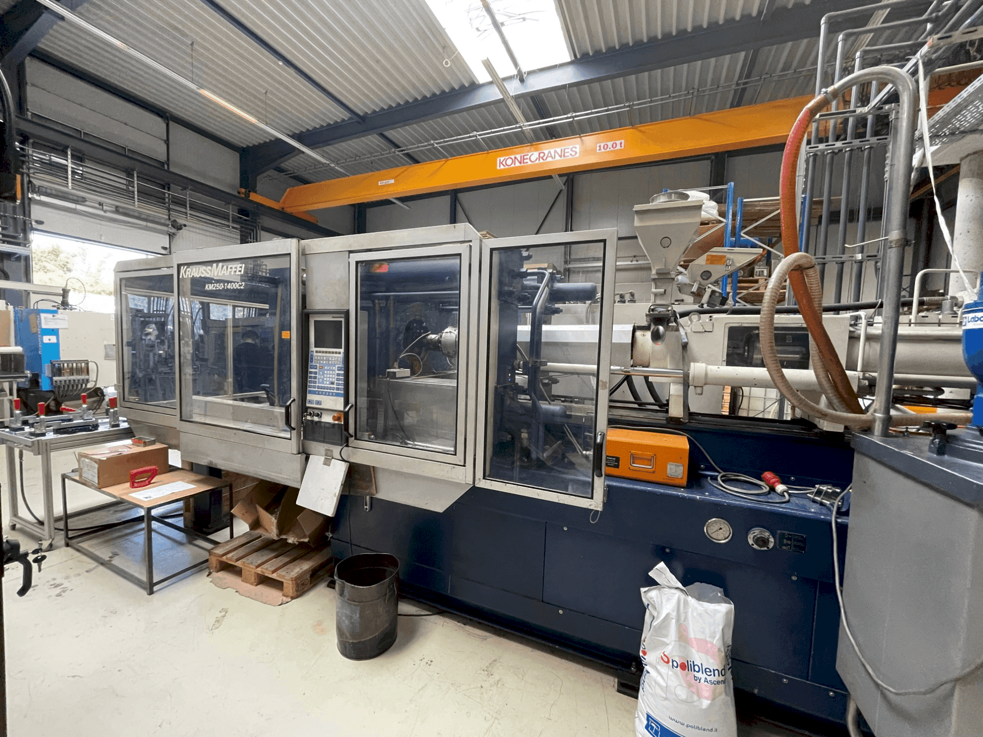 Vista frontale della macchina Krauss Maffei 250-1400 C2