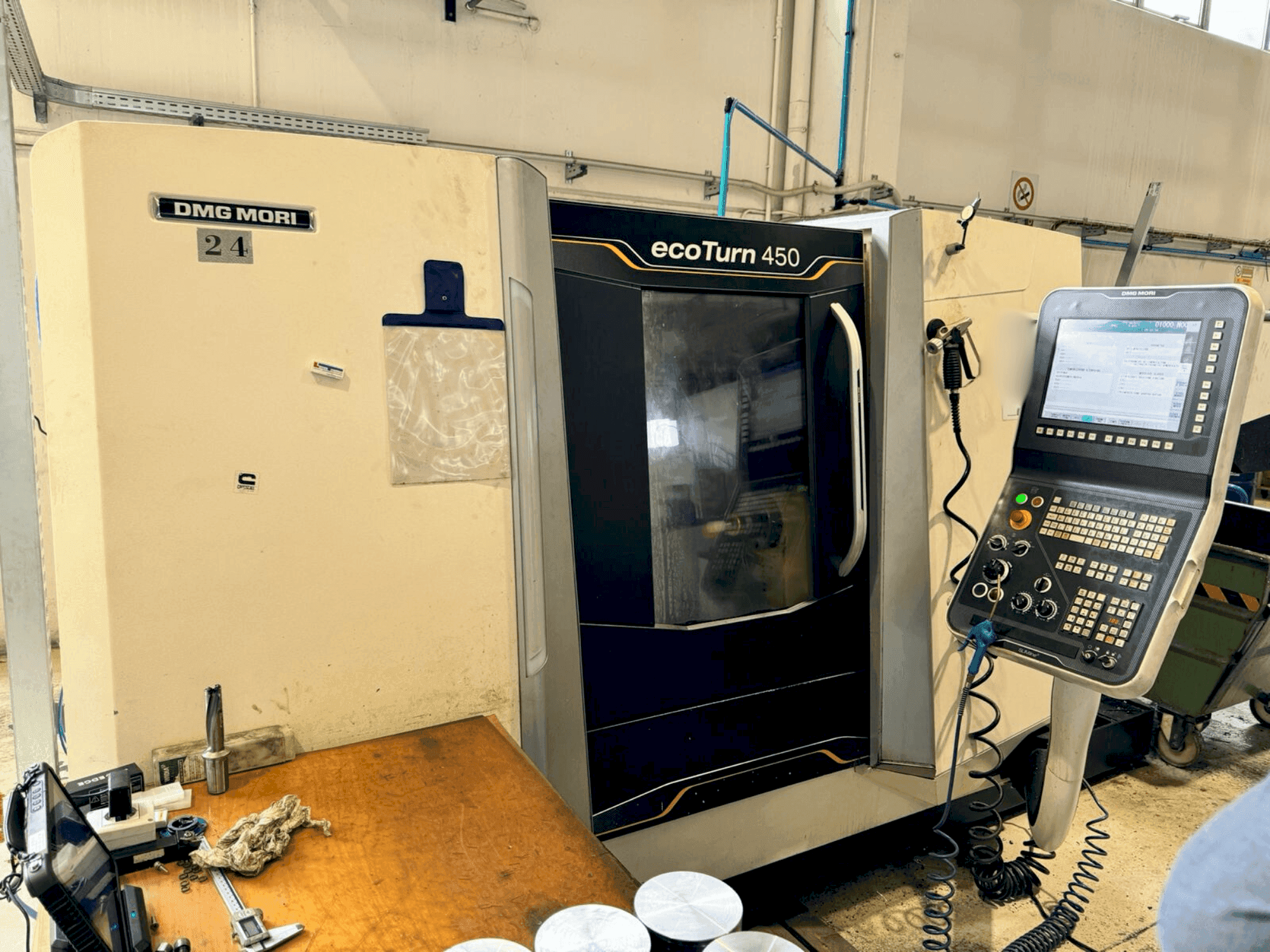 Vista frontale della macchina DMG MORI EcoTurn 450 V3