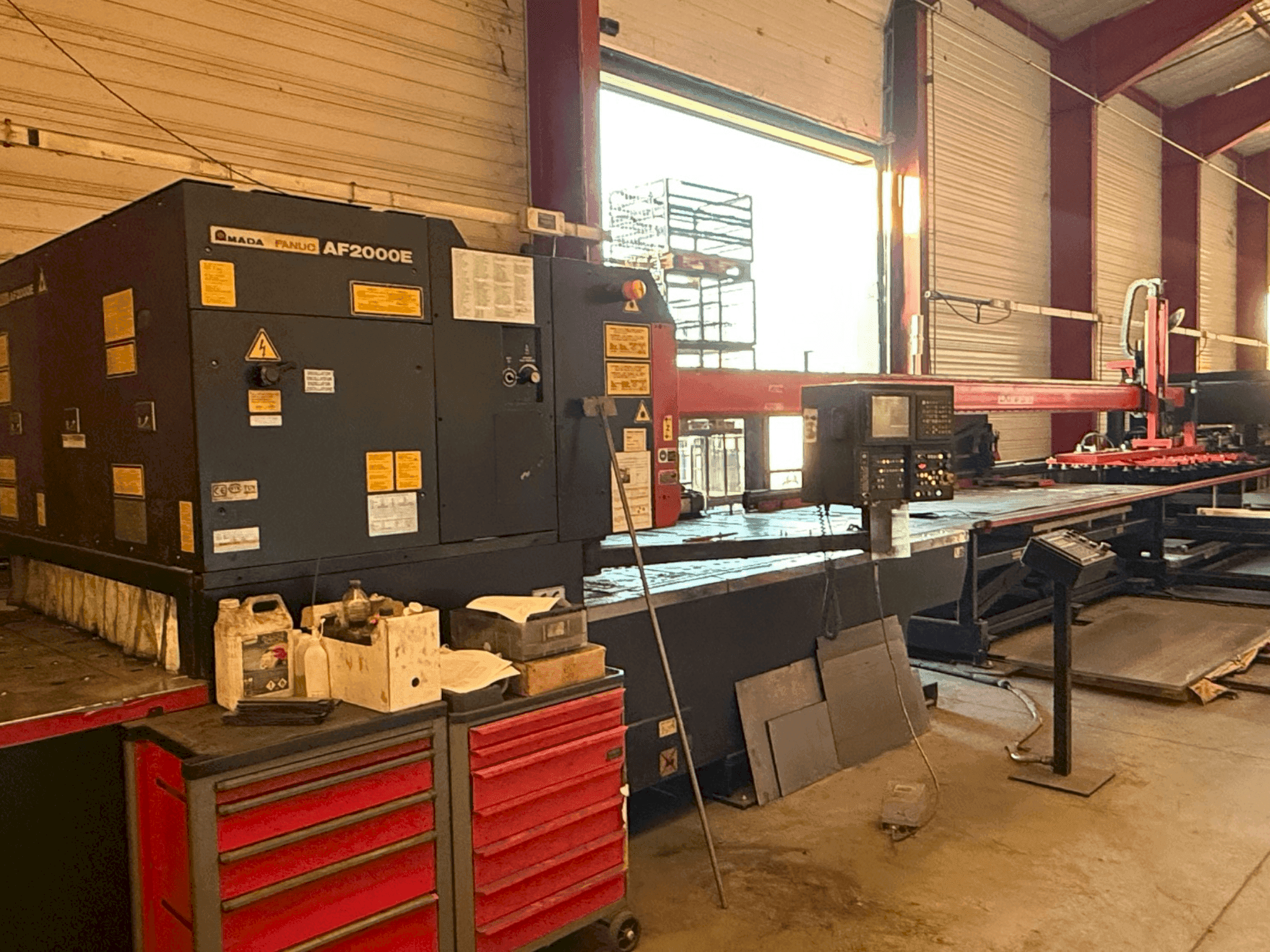 Vista frontale della macchina AMADA LC2415 alpha3