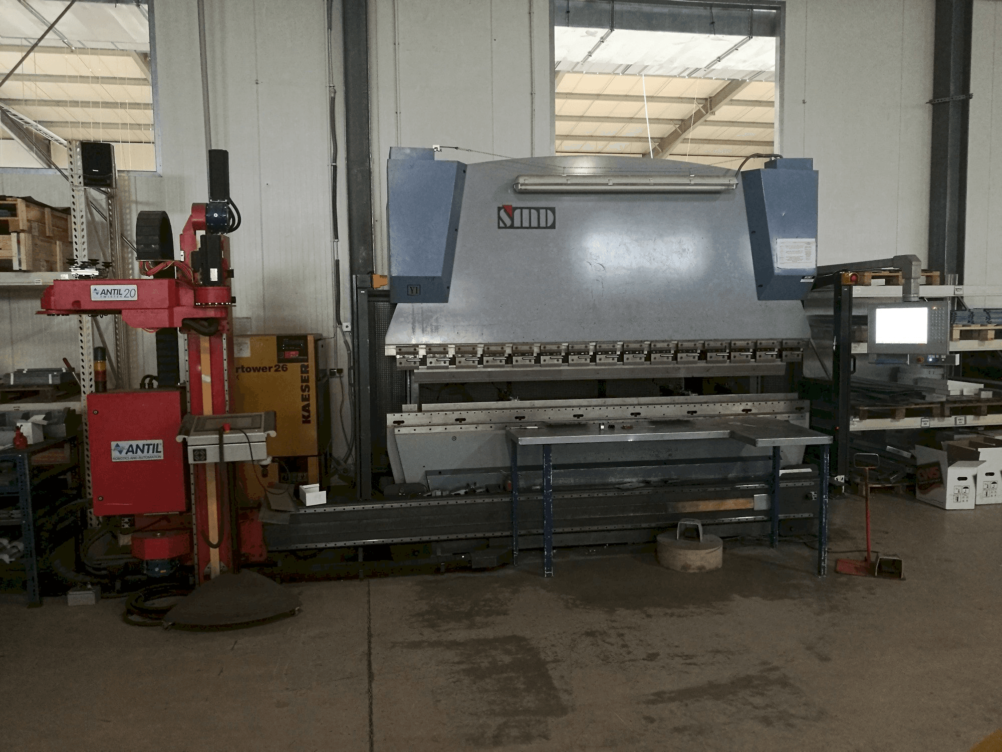 Vista frontale della macchina Yawei PBH 110-3100-4C
