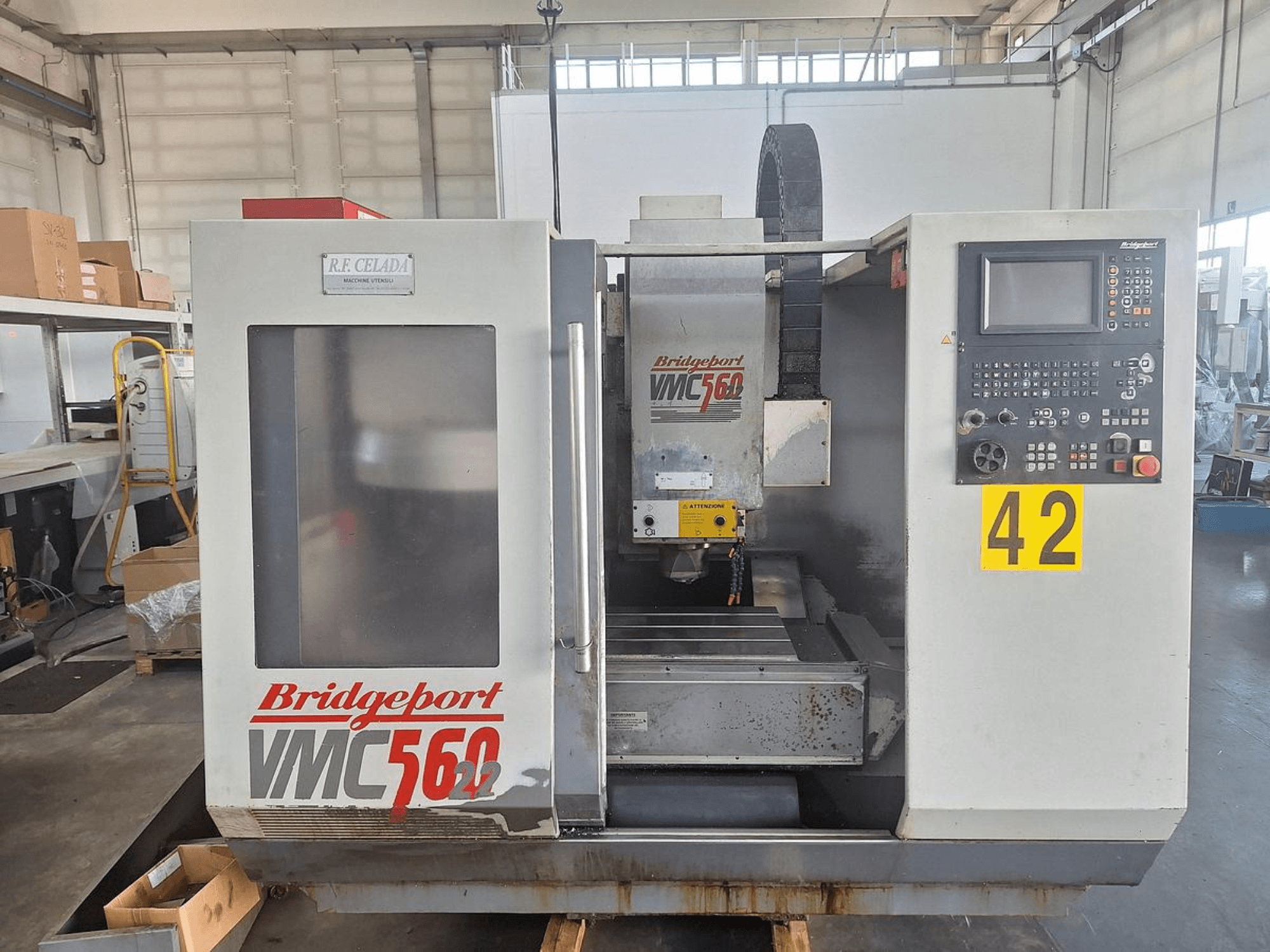 Centro di lavorazione verticale Bridgeport VMC 560/22, vista frontale, con pannello di controllo, portautensili e area di lavoro.