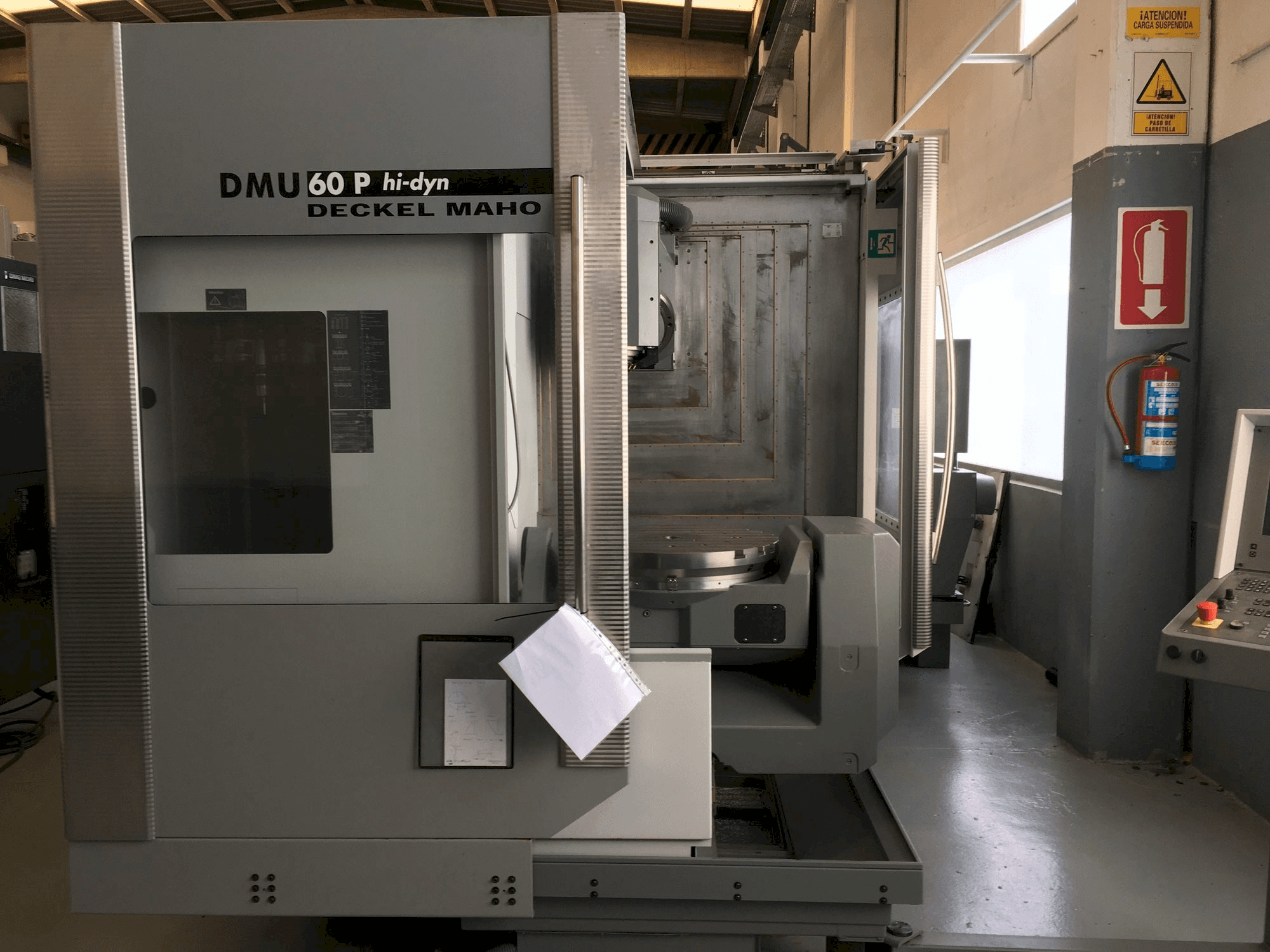 Vista frontale della macchina DECKEL MAHO DMU 60P hi-dyn