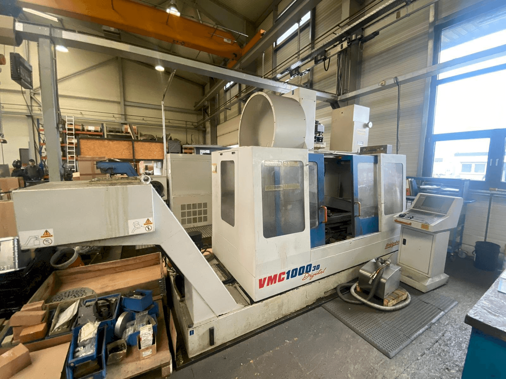Vista frontale della macchina Bridgeport VMC 1000/30