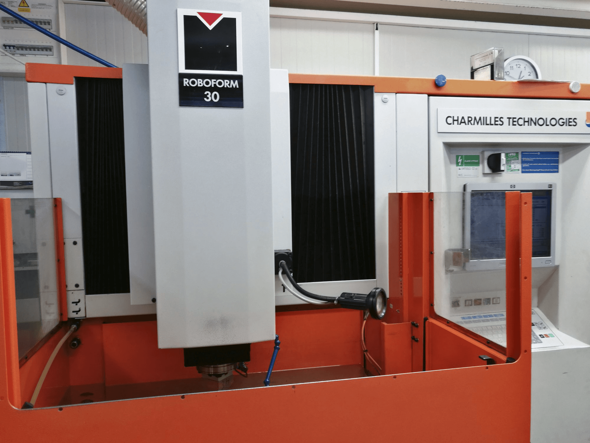 Vista frontale della macchina CHARMILLES ROBOFORM 30