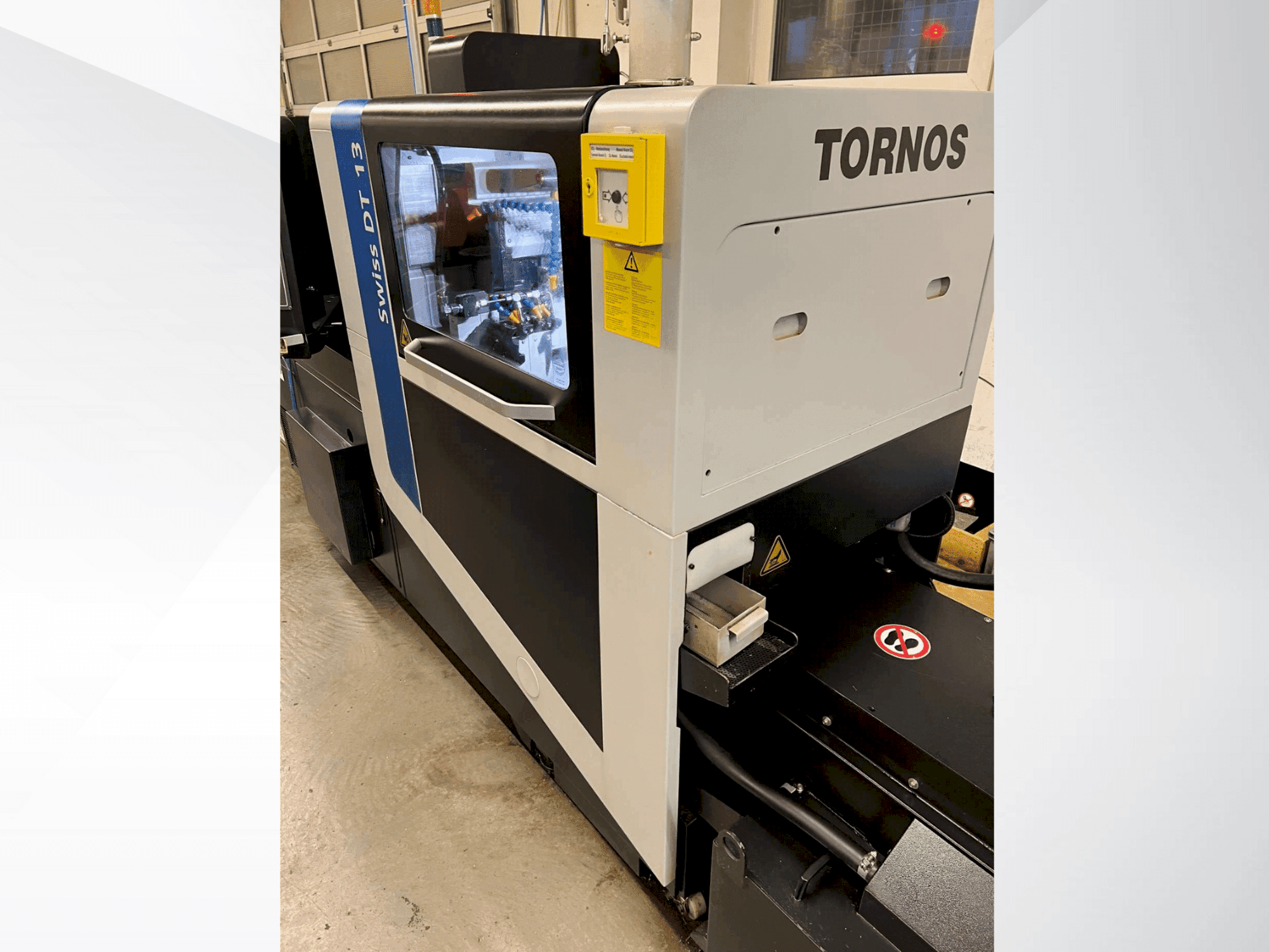 Vista frontale della macchina Tornos Swiss DT 13