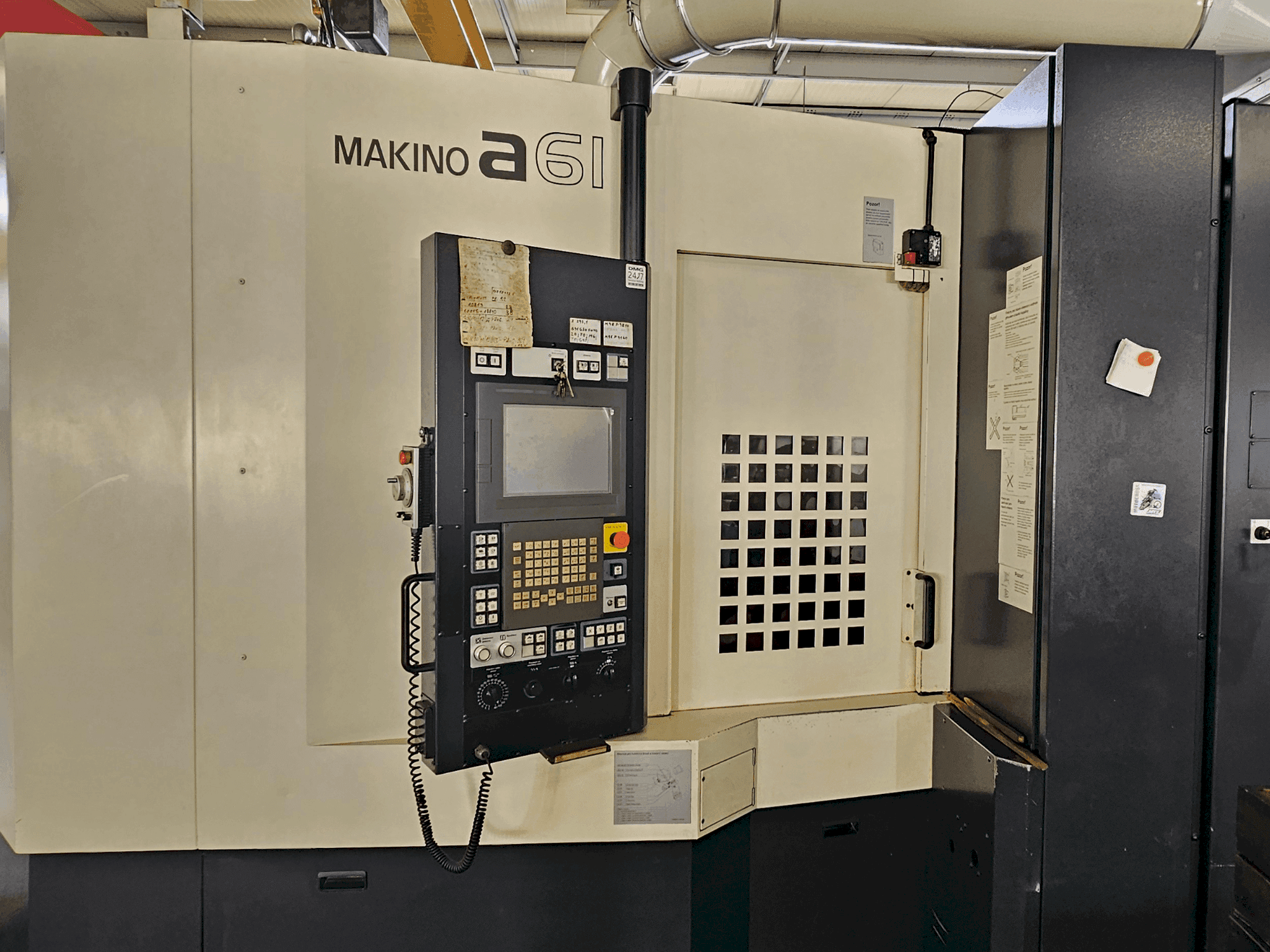 Vista frontale della macchina Makino a61