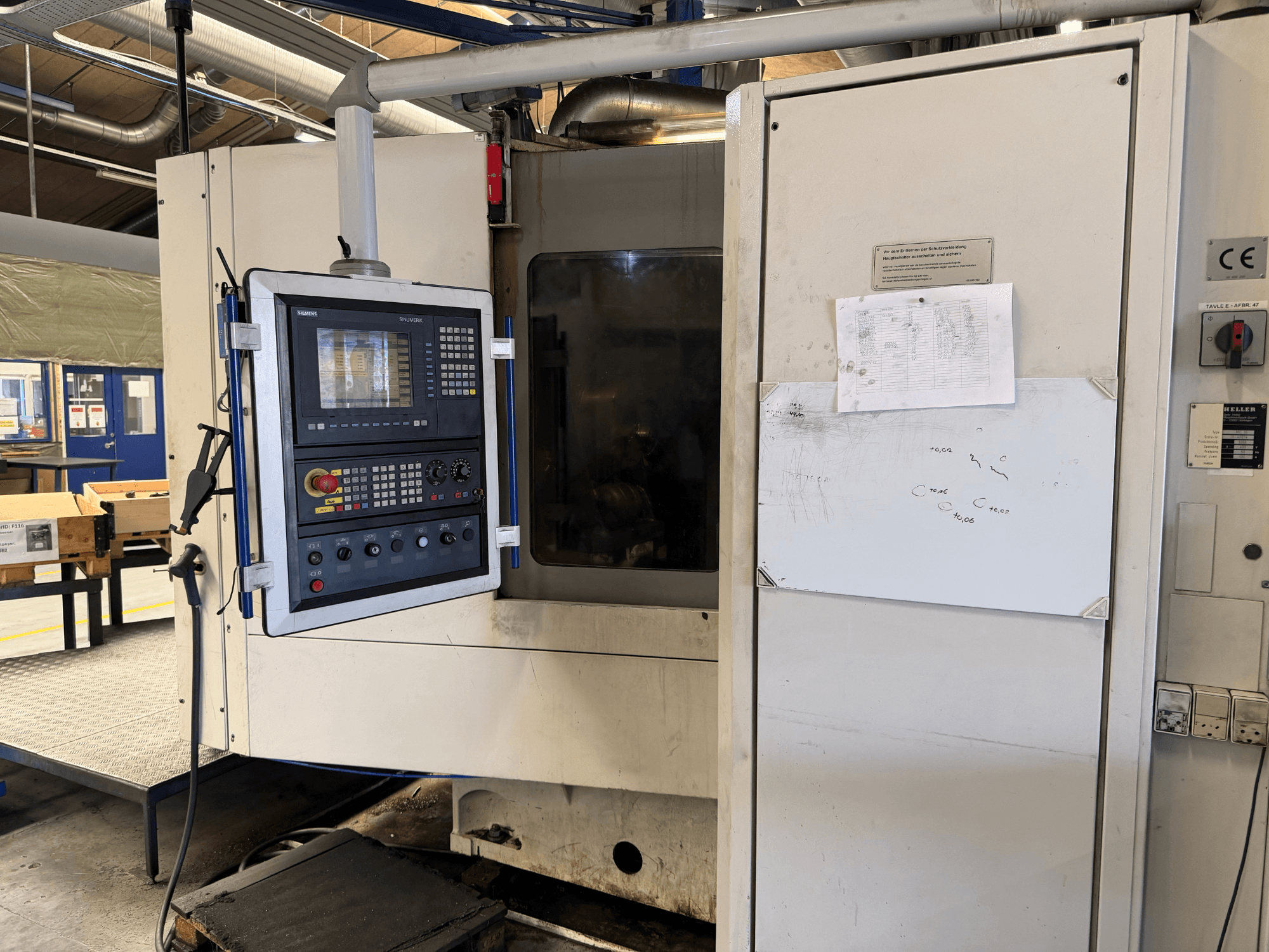Centro di lavoro orizzontale Heller MC 16, vista frontale che mostra il pannello di controllo e lo schermo operativo.