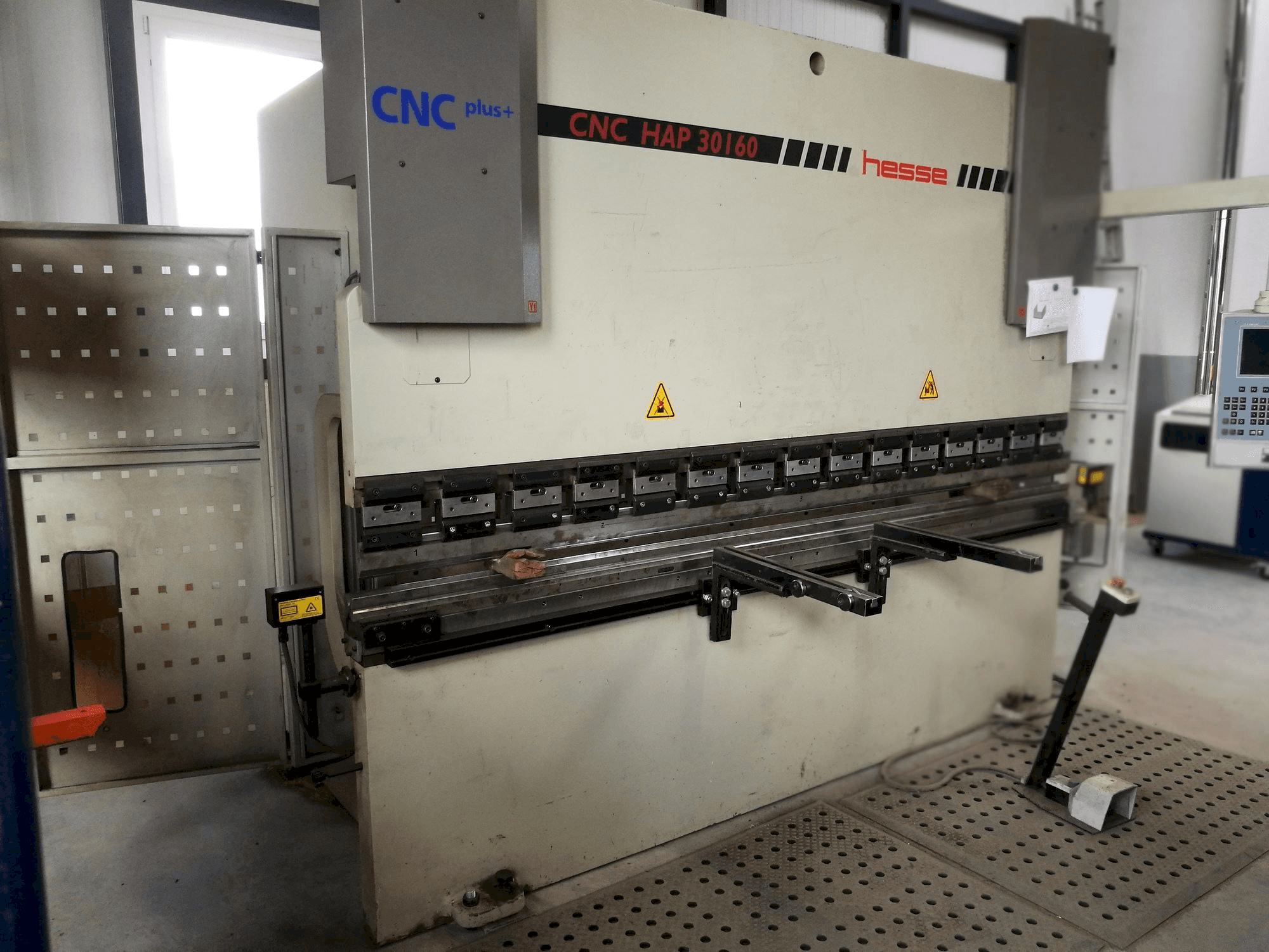 Vista frontale della macchina Hesse CNC HAP 30160