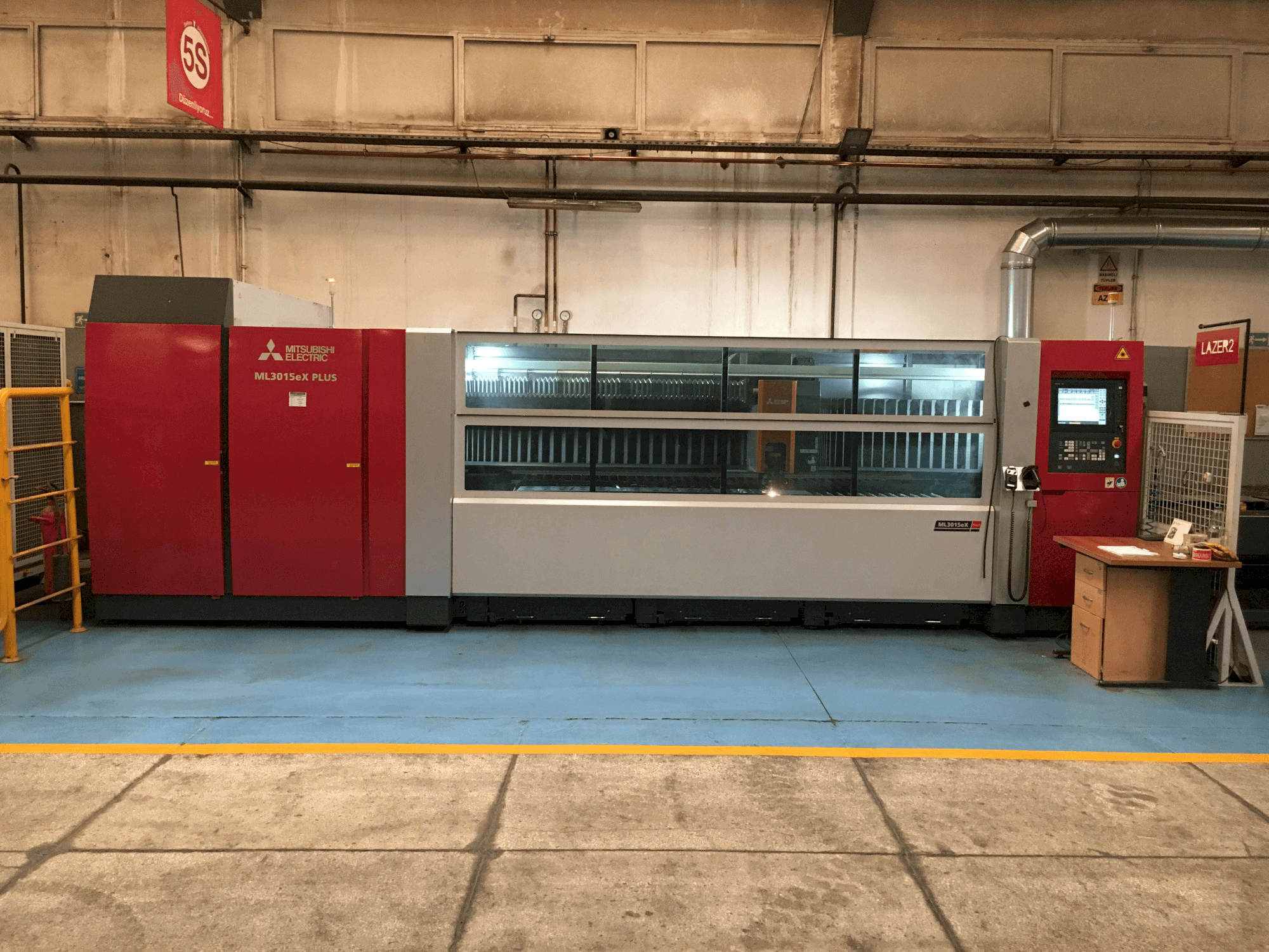 Vista frontale della macchina Mitsubishi MI3015eX-Plus